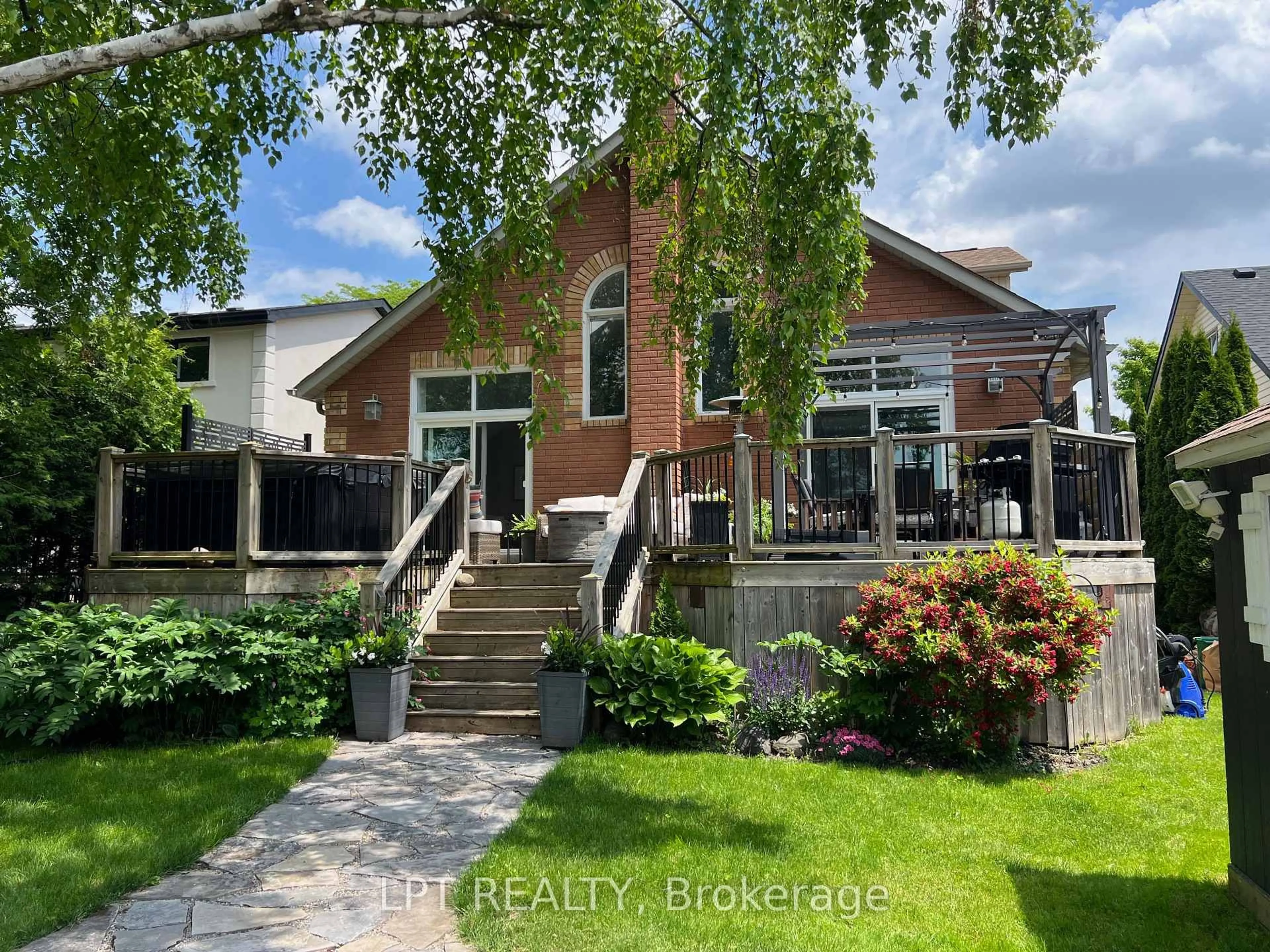 A pic from outside/outdoor area/front of a property/back of a property/a pic from drone, unknown for 18 Canal St, Georgina Ontario L4P 1K5