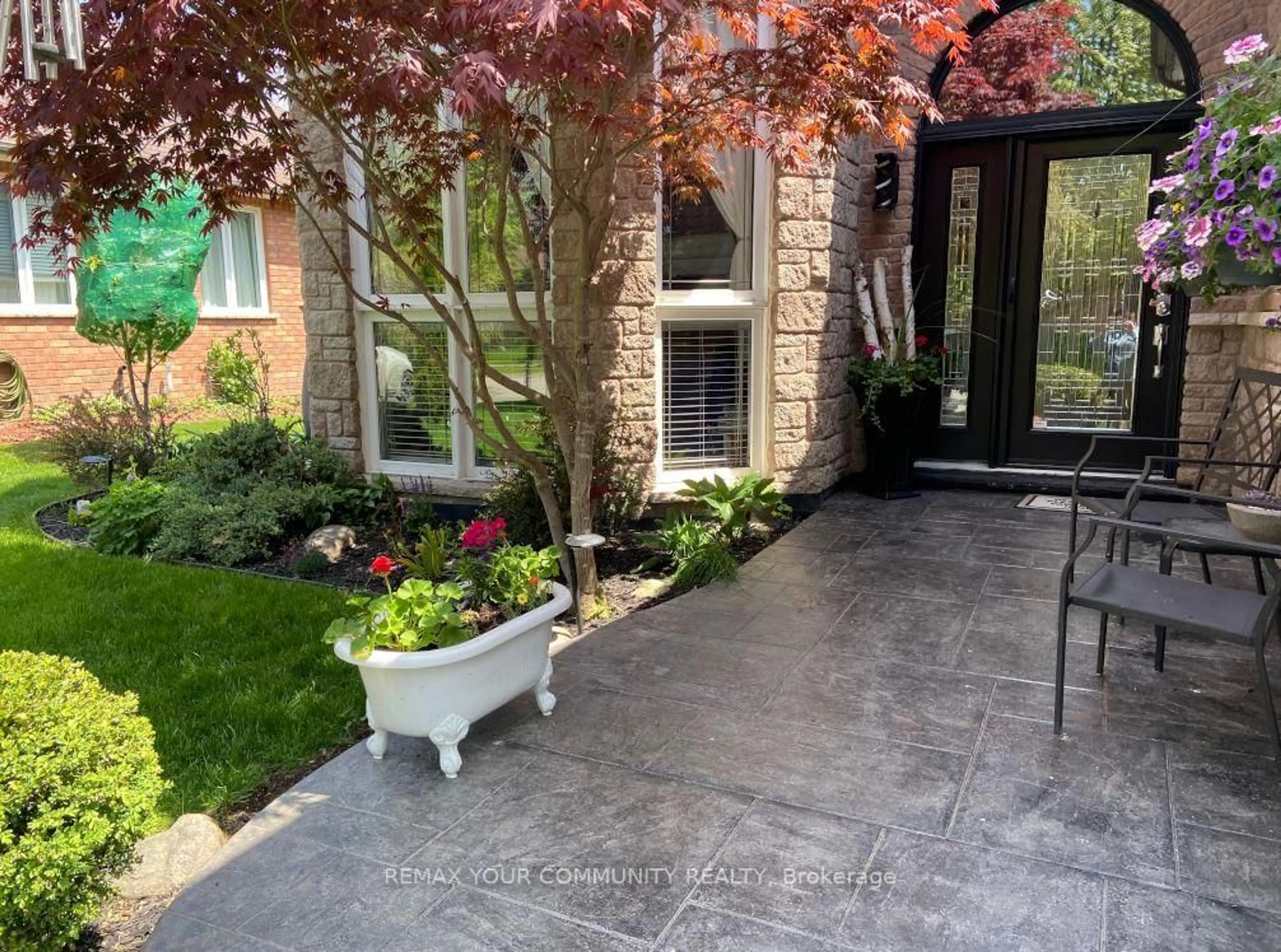 Patio, street for 53 Highcastle Ave, Georgina Ontario L4P 4B4