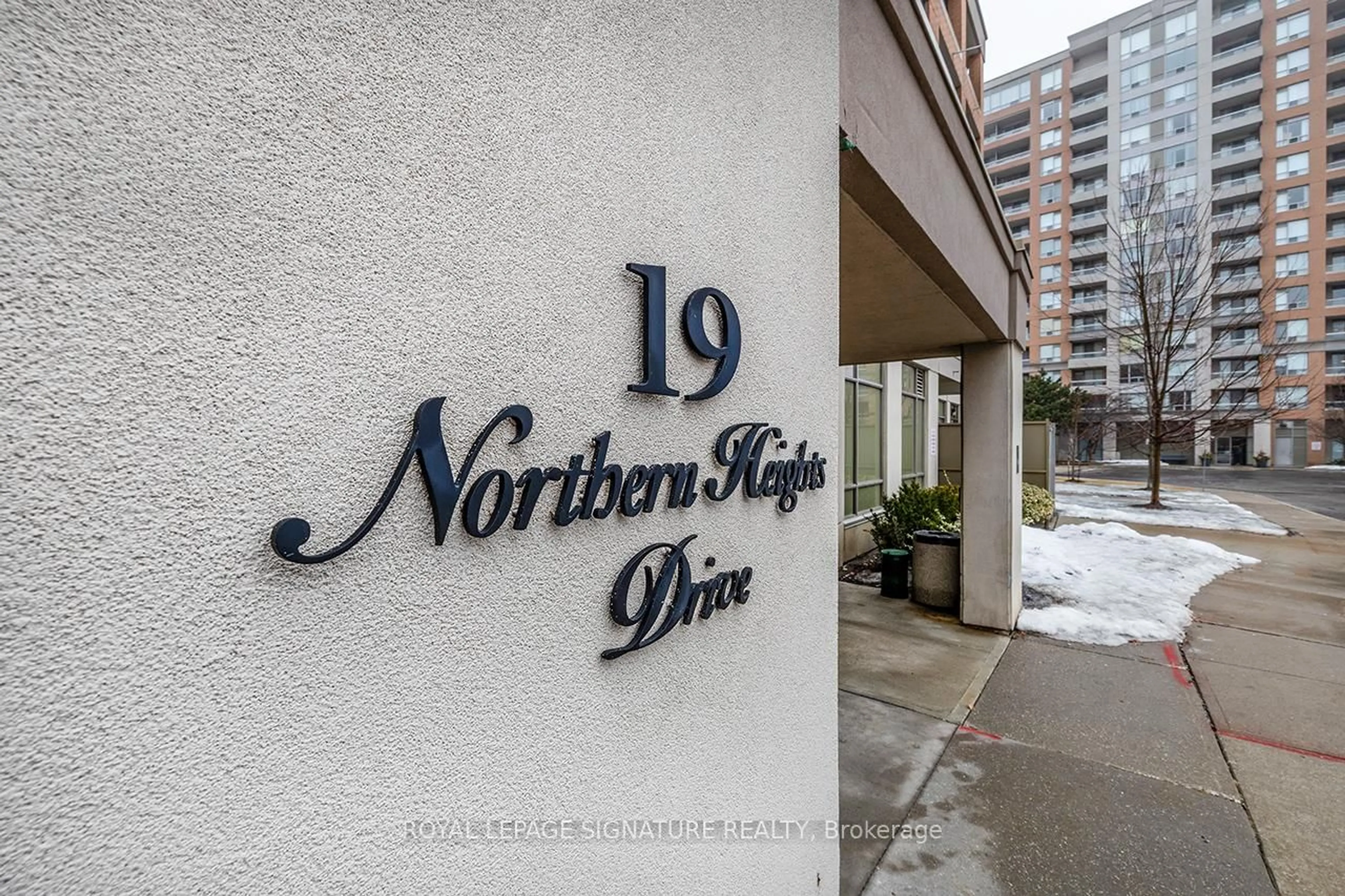Indoor foyer for 19 Northern Heights Dr #210, Richmond Hill Ontario L4B 4M4