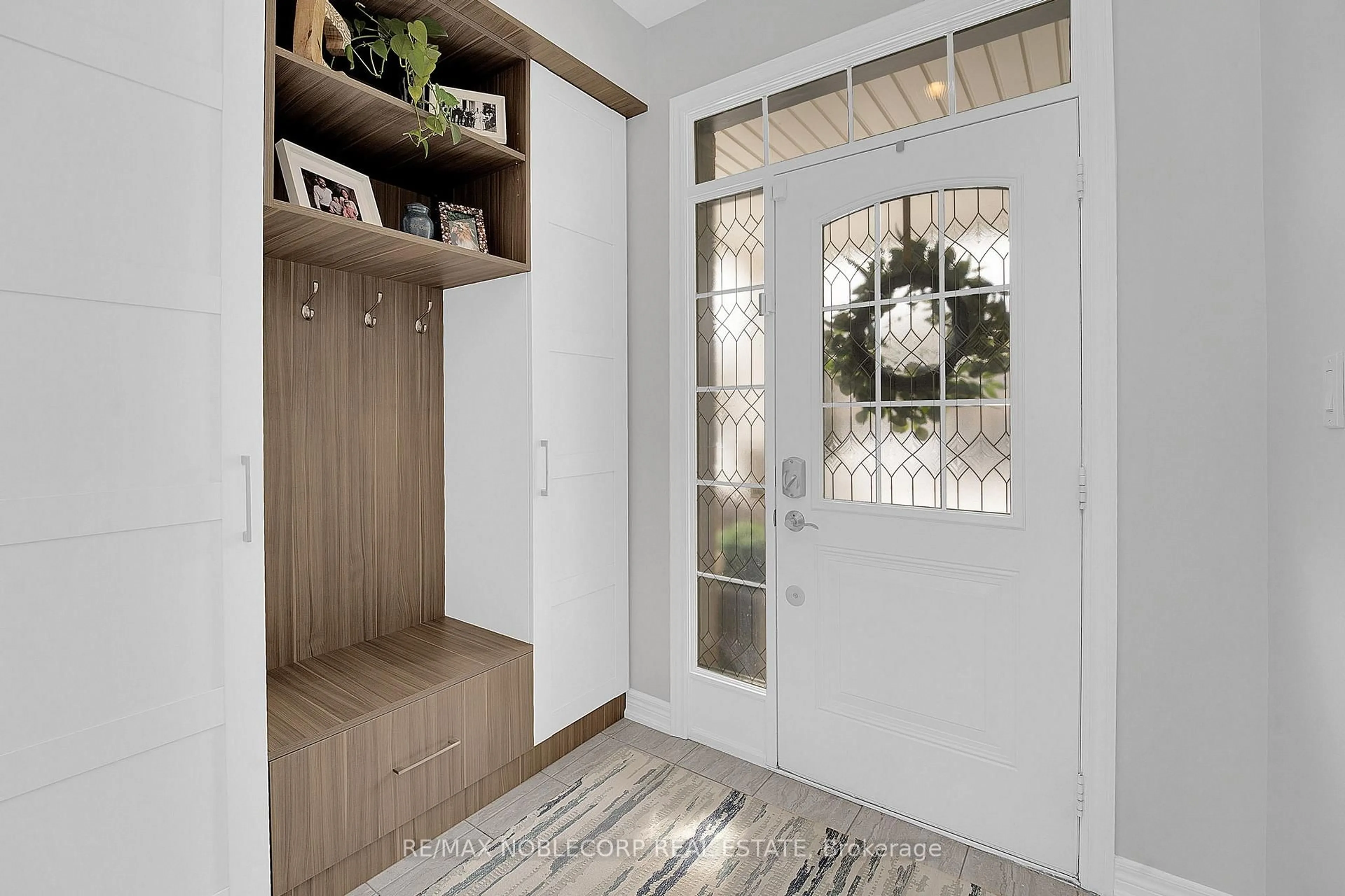 Indoor entryway for 40 Sharpe Cres, New Tecumseth Ontario L0G 1W0