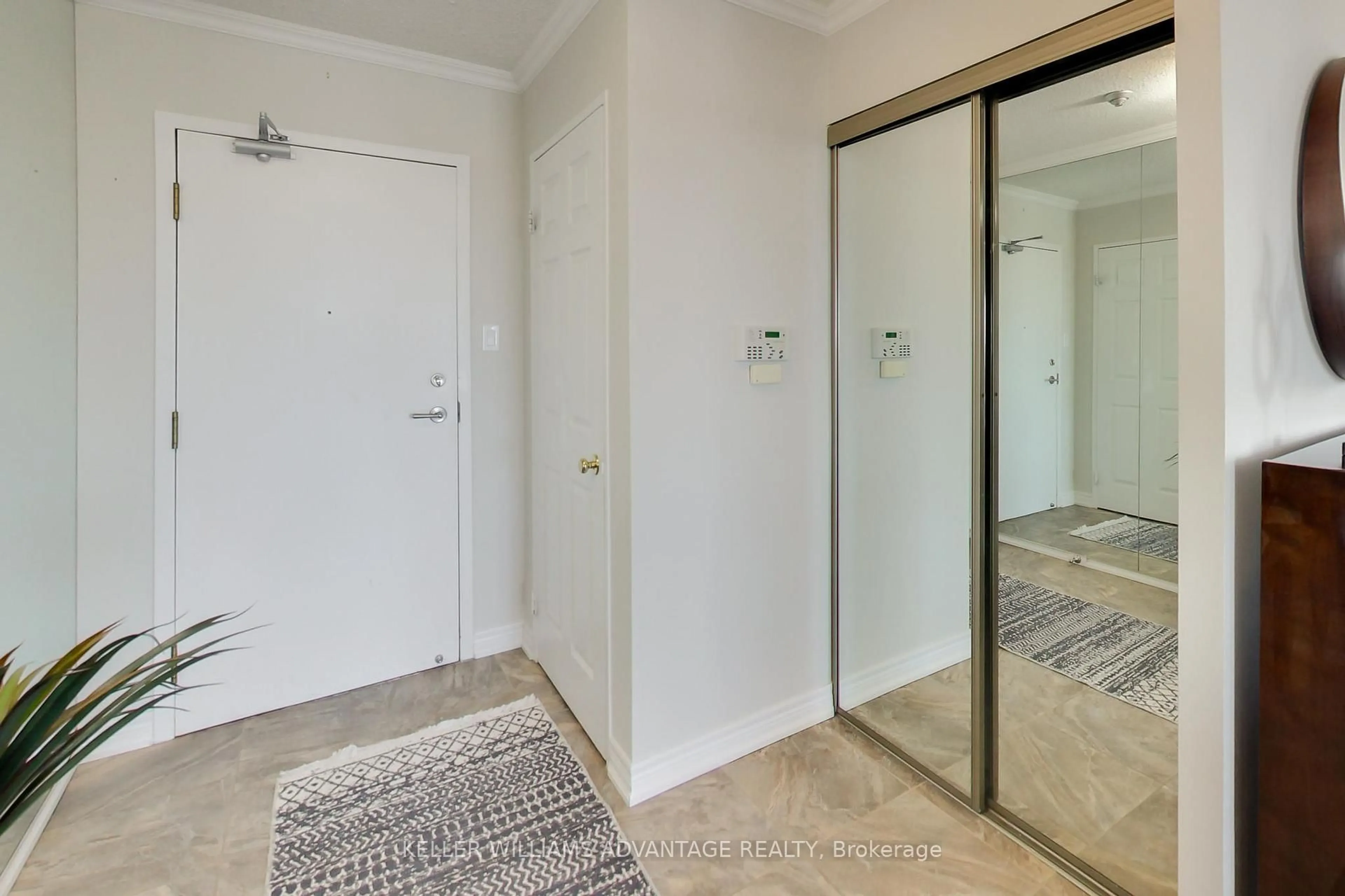 Indoor entryway for 25 Austin Dr #825, Markham Ontario L3R 8H4