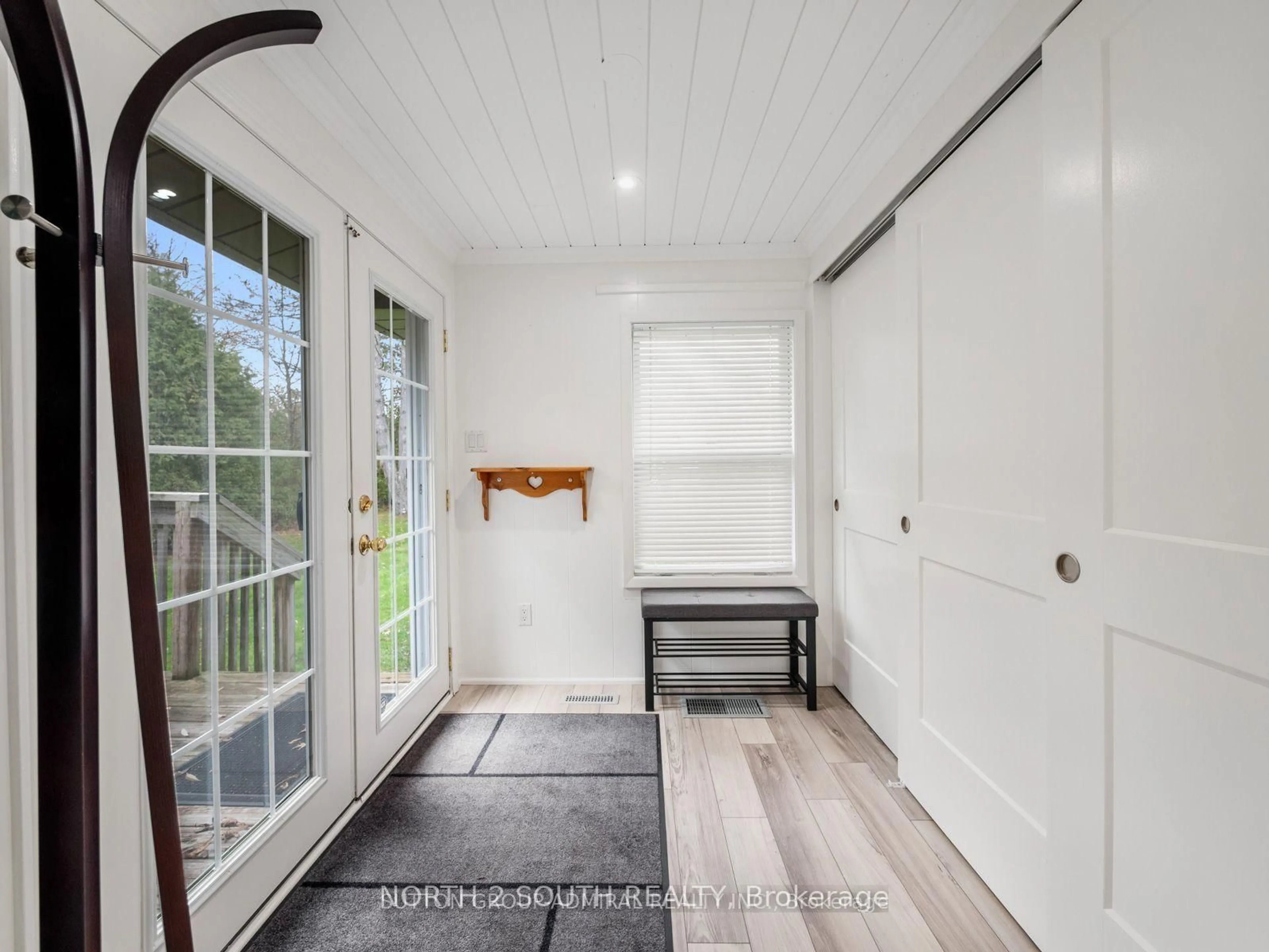 Indoor entryway for 1273 maple Rd, Innisfil Ontario L9S 2Z9