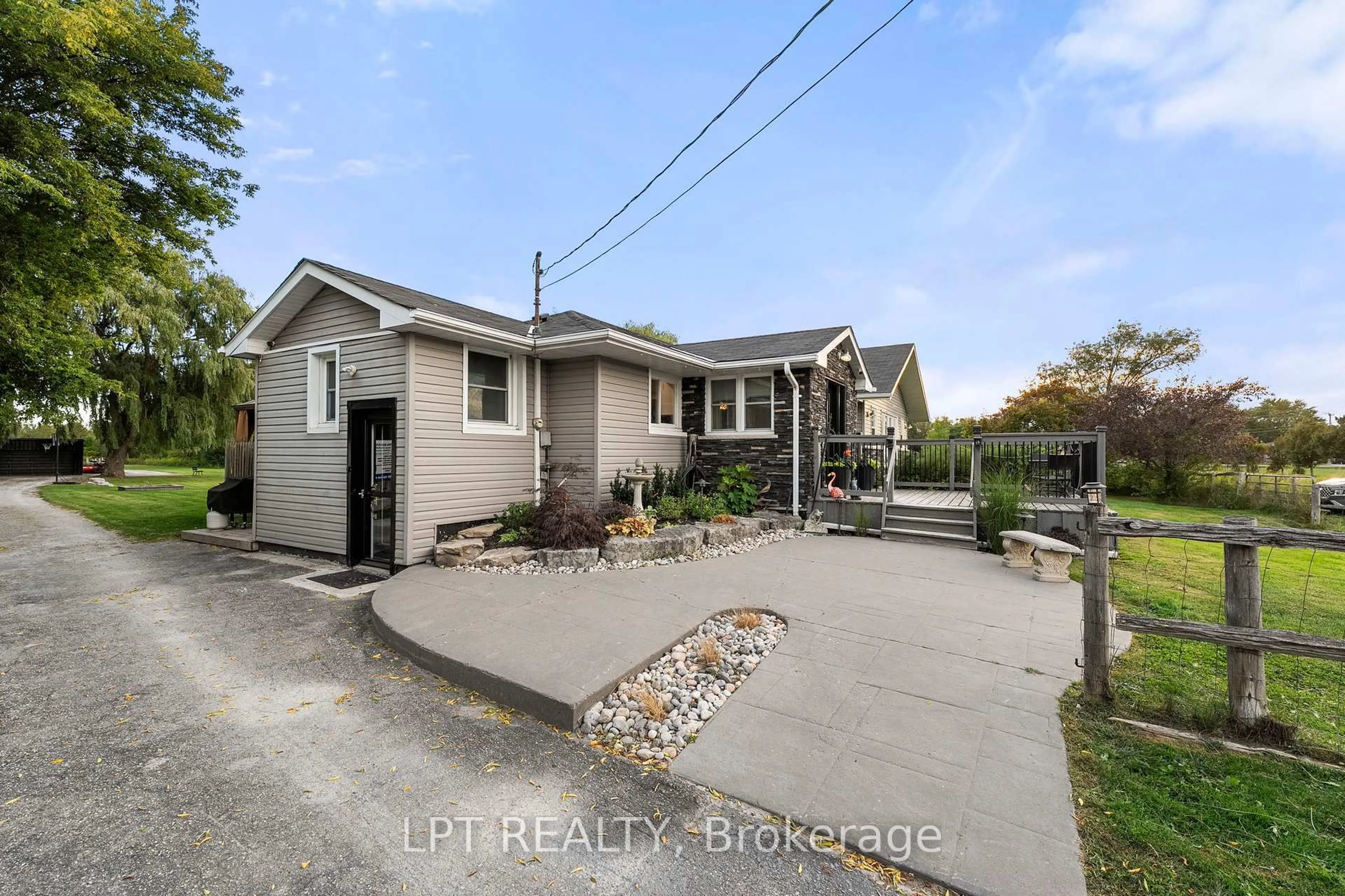 A pic from outside/outdoor area/front of a property/back of a property/a pic from drone, street for 1109 Ravenshoe Rd, East Gwillimbury Ontario L9P 1R2