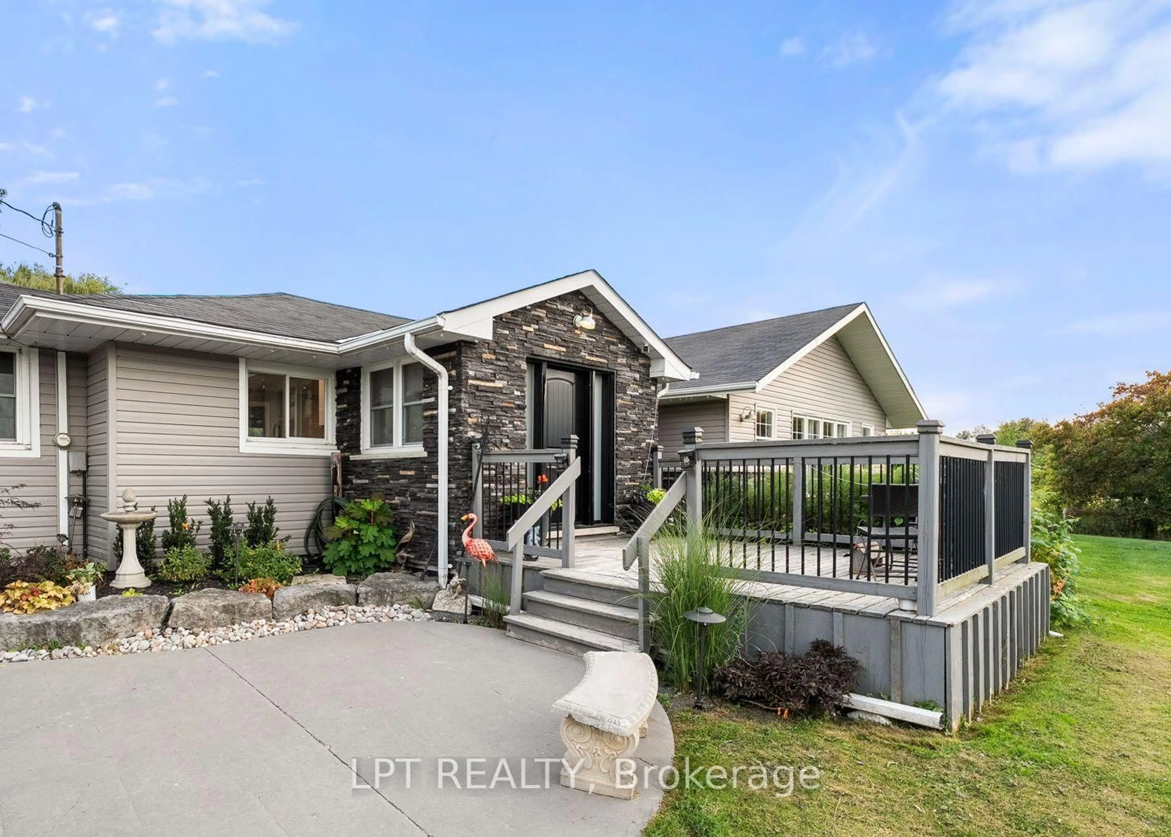 Home with vinyl exterior material, water/lake/river/ocean view for 1109 Ravenshoe Rd, East Gwillimbury Ontario L9P 1R2