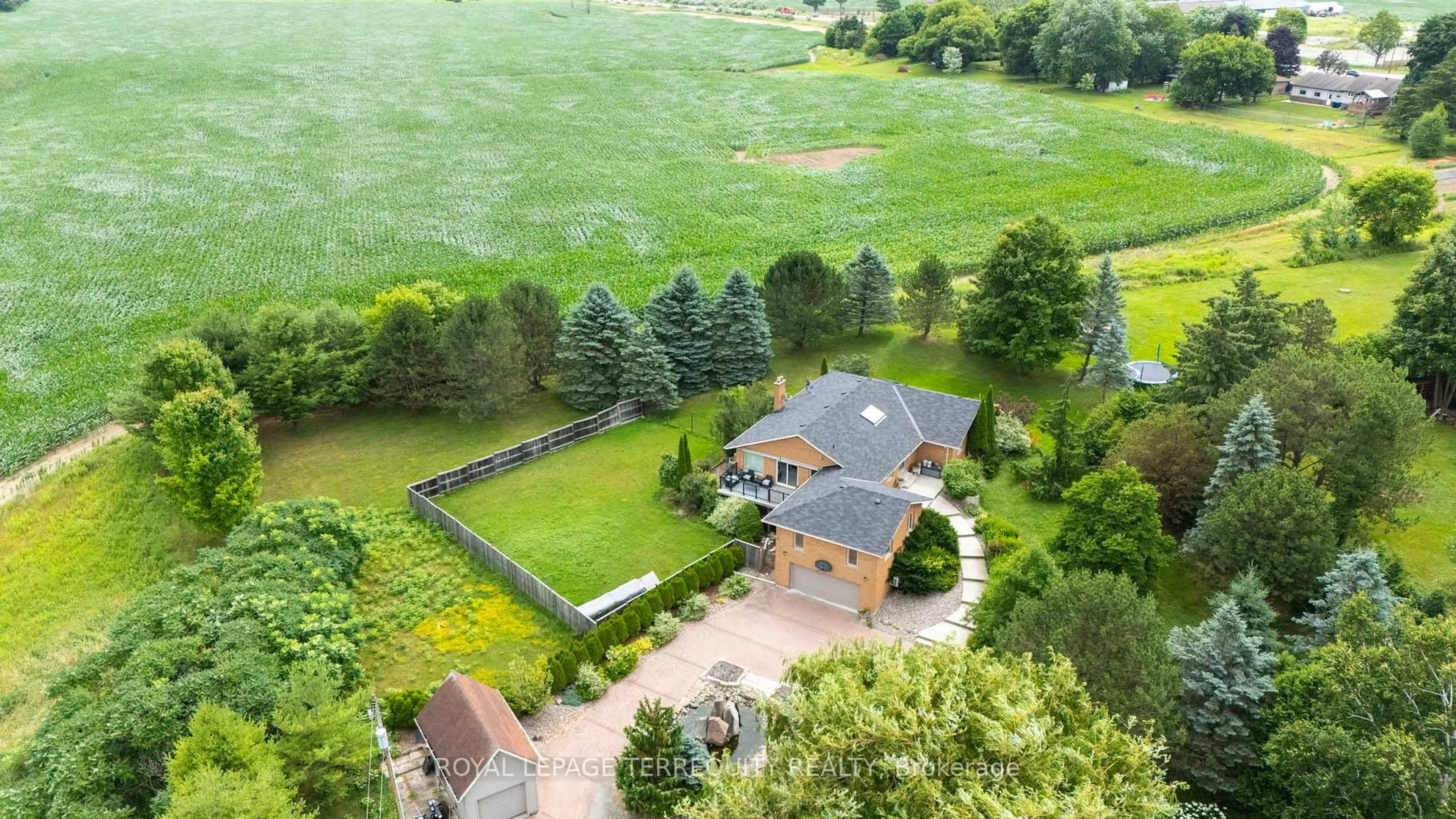 A pic from outside/outdoor area/front of a property/back of a property/a pic from drone, unknown for 1041 15th Side Rd, New Tecumseth Ontario L0G 1T0