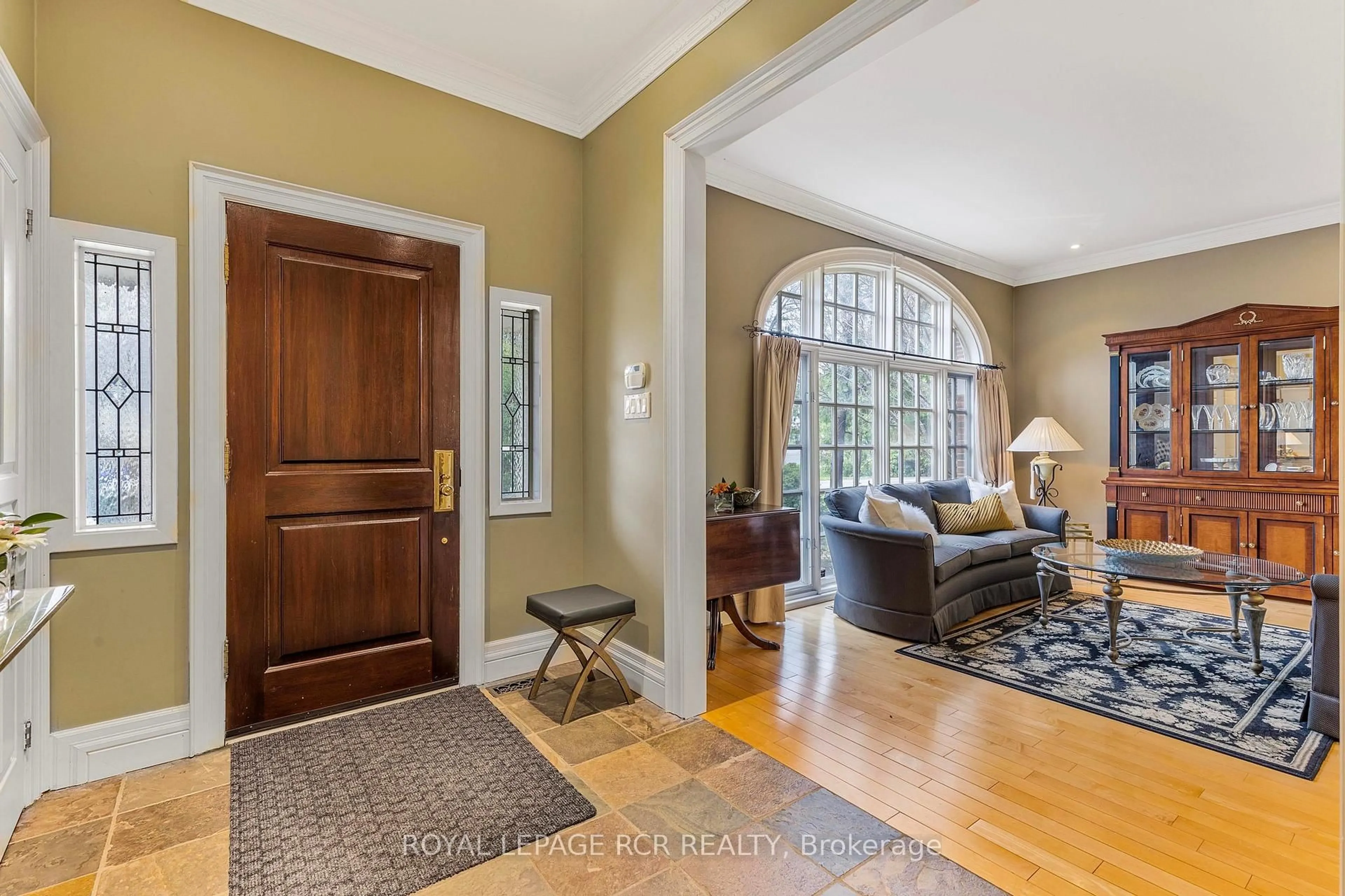 Indoor entryway for 34 Garden Ave, Richmond Hill Ontario L4C 6L9