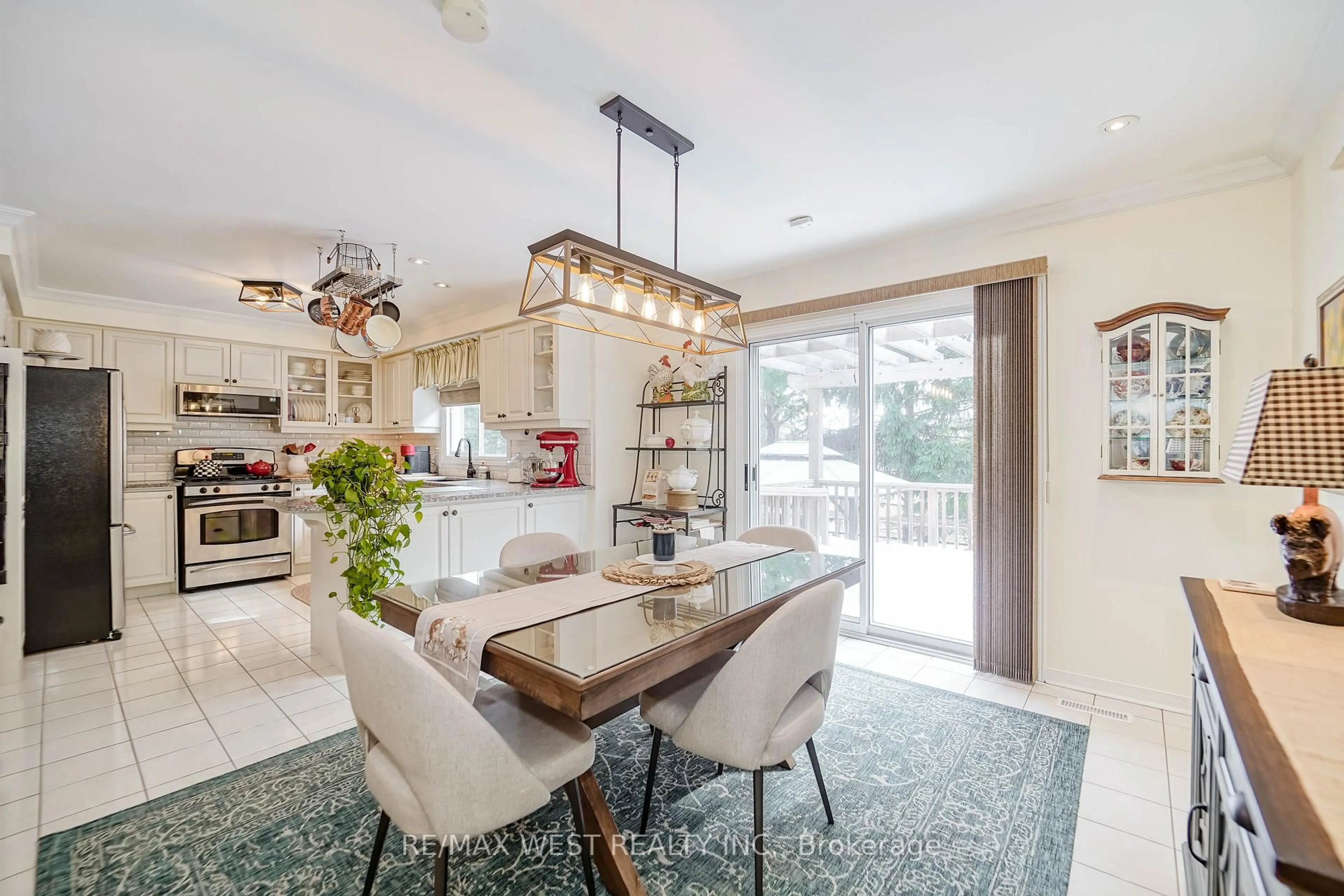 Open concept kitchen, ceramic/tile floor for 43 Summitcrest Dr, Richmond Hill Ontario L4S 1A7