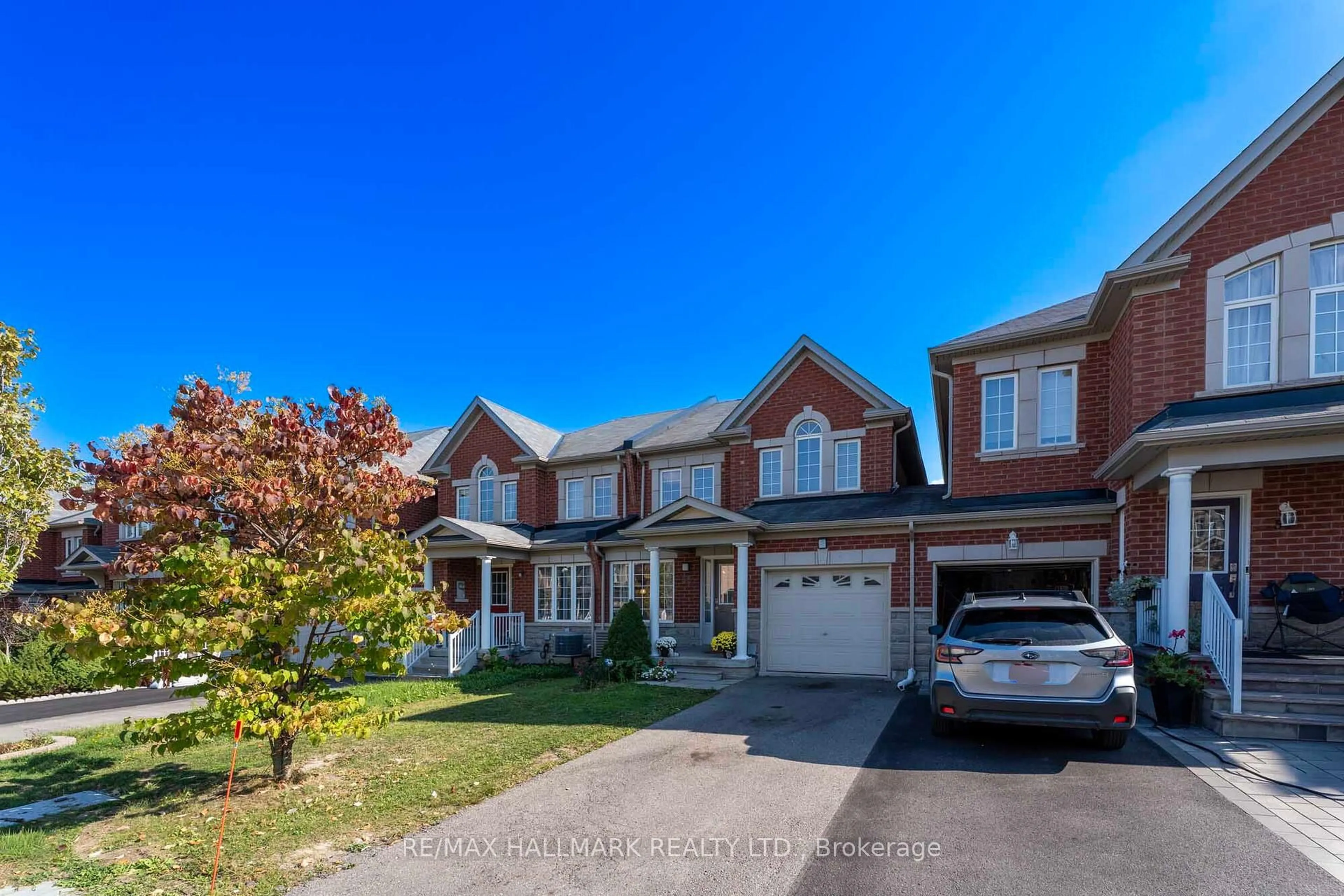 A pic from outside/outdoor area/front of a property/back of a property/a pic from drone, street for 56 Westcliffe Cres, Richmond Hill Ontario L4E 0S2