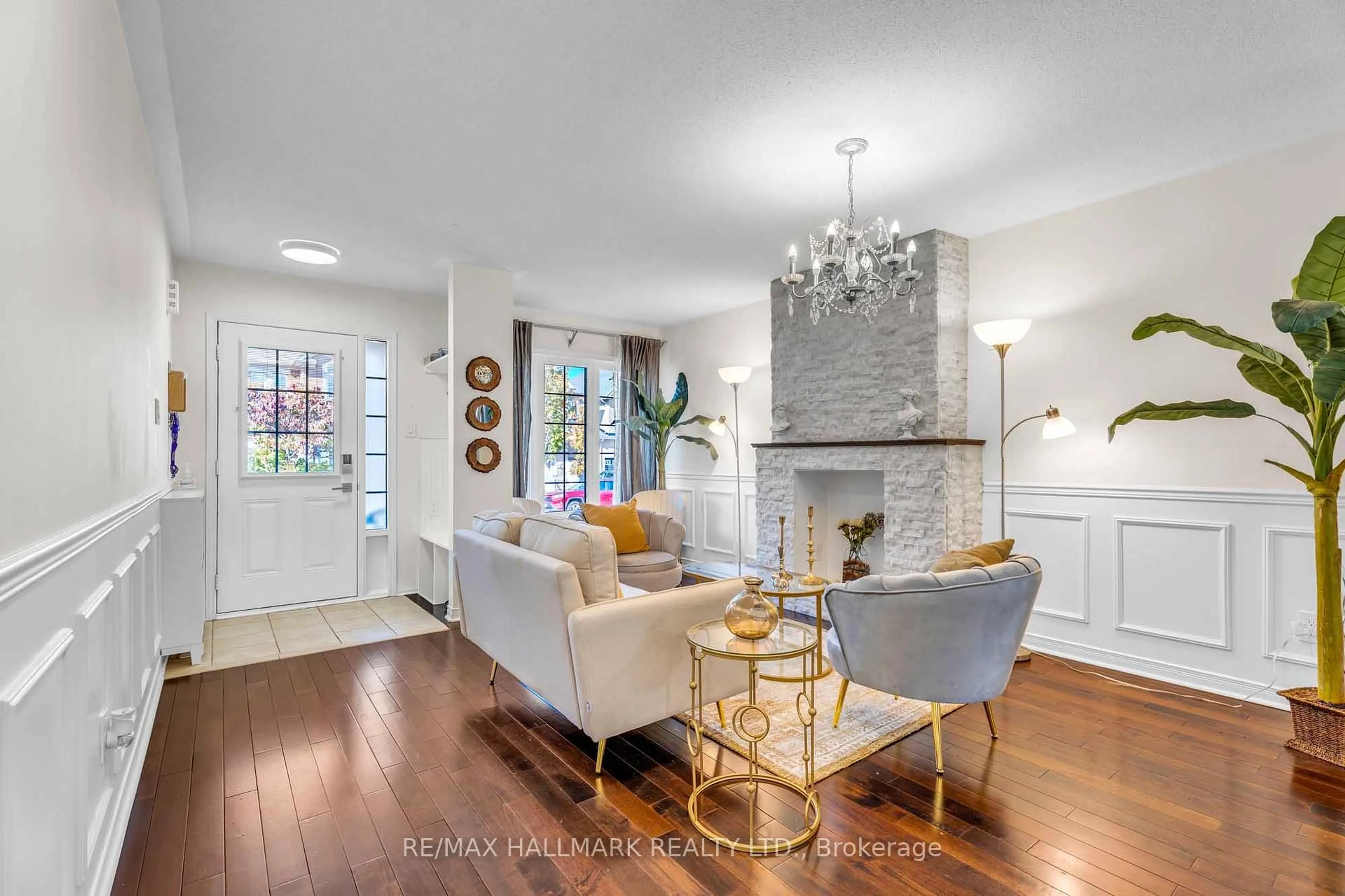 Living room with furniture, unknown for 56 Westcliffe Cres, Richmond Hill Ontario L4E 0S2