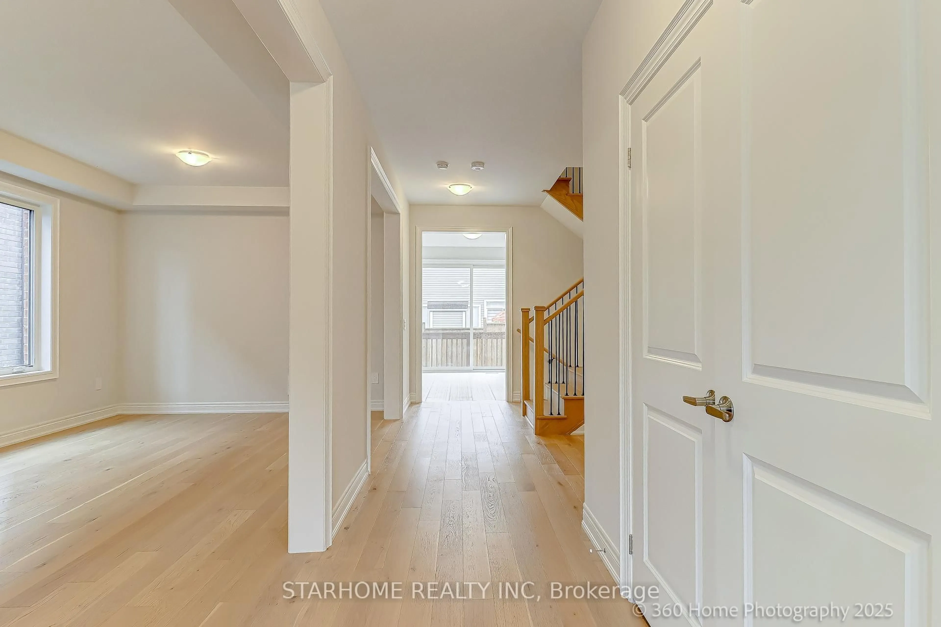 Indoor entryway for 49 Bostock Dr, Georgina Ontario L4P 0T1