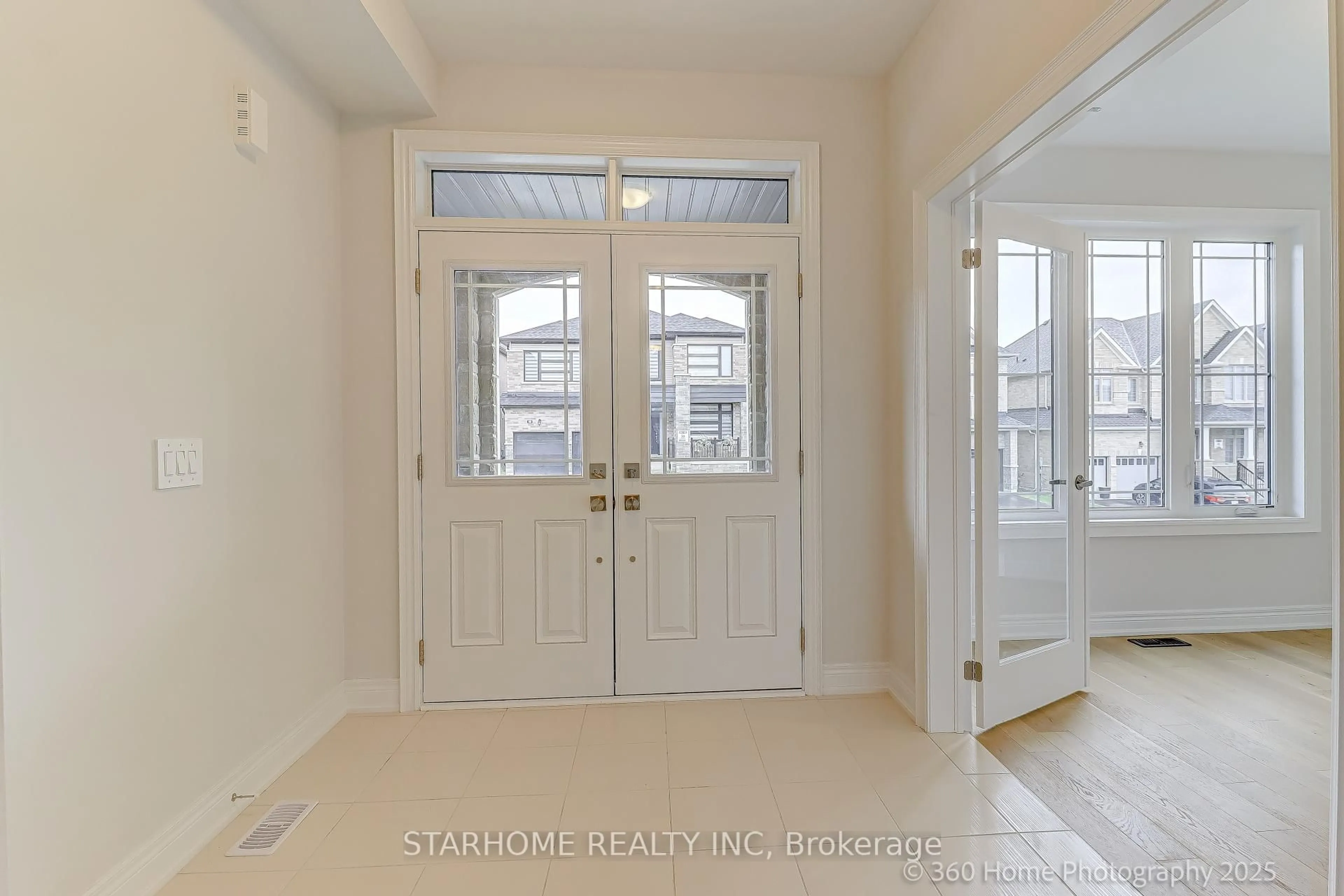 Indoor entryway for 49 Bostock Dr, Georgina Ontario L4P 0T1