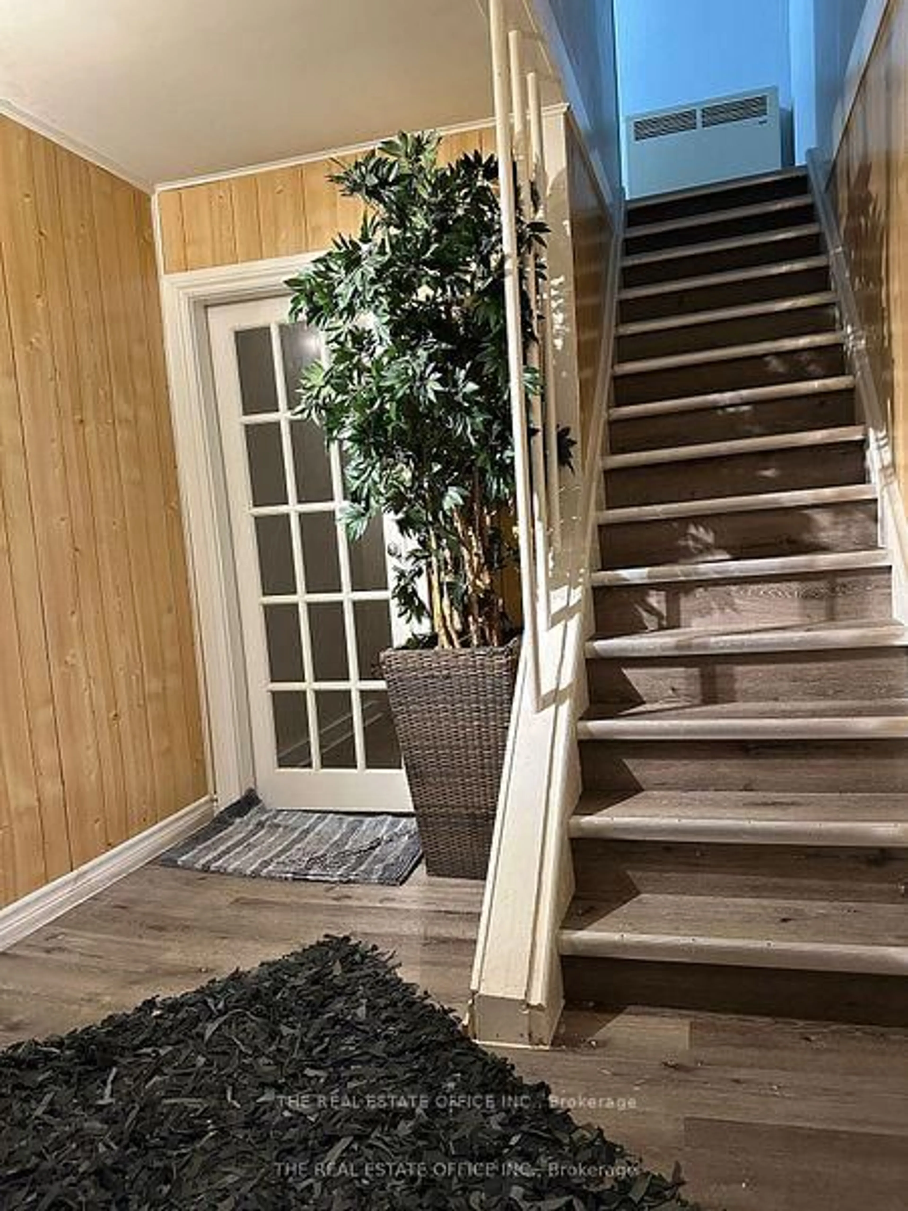 Indoor entryway for 393 Adeline Dr, Georgina Ontario L4P 3C4