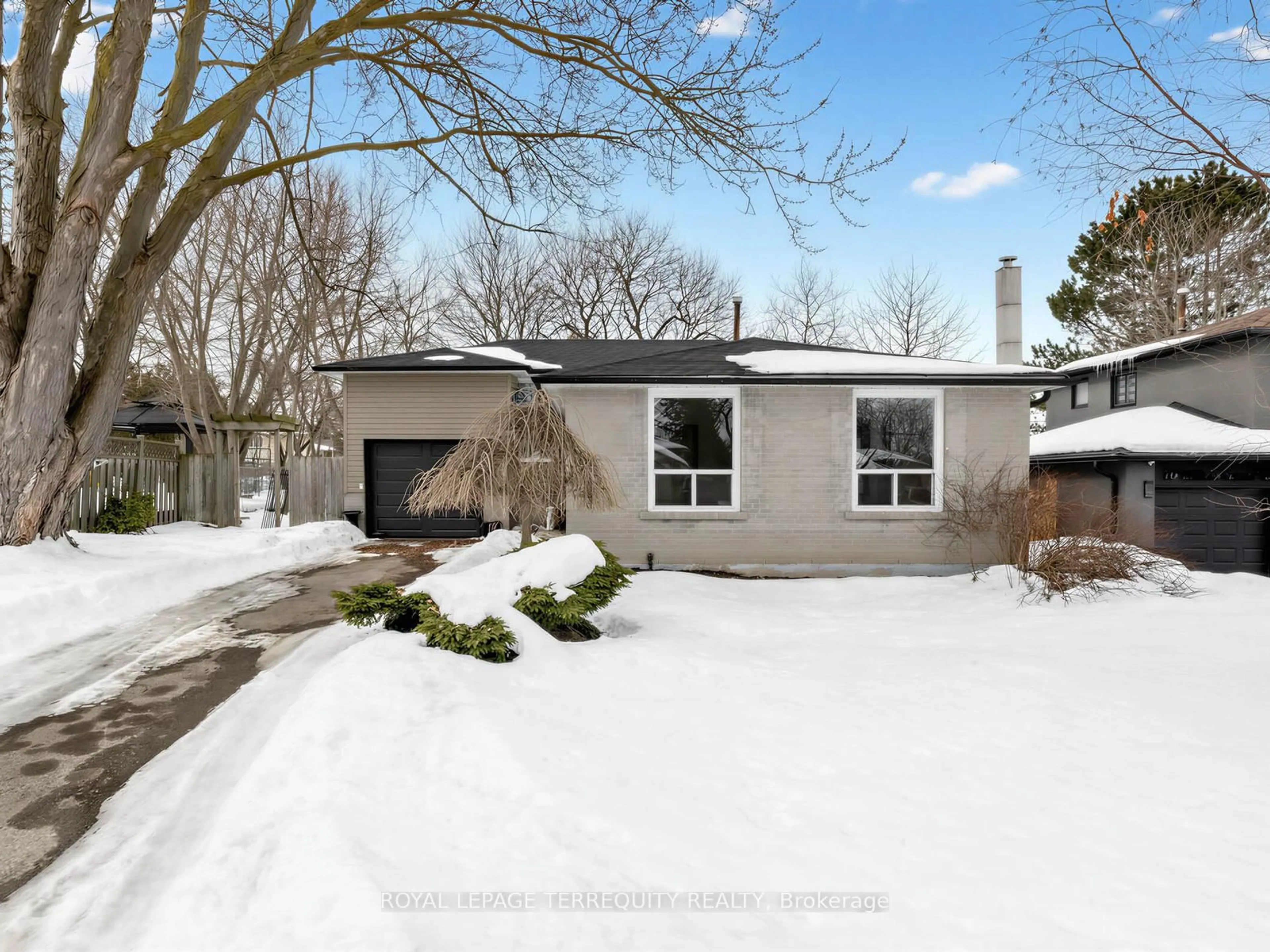 Home with vinyl exterior material, street for 8 William Smart Rd, New Tecumseth Ontario L0G 1W0