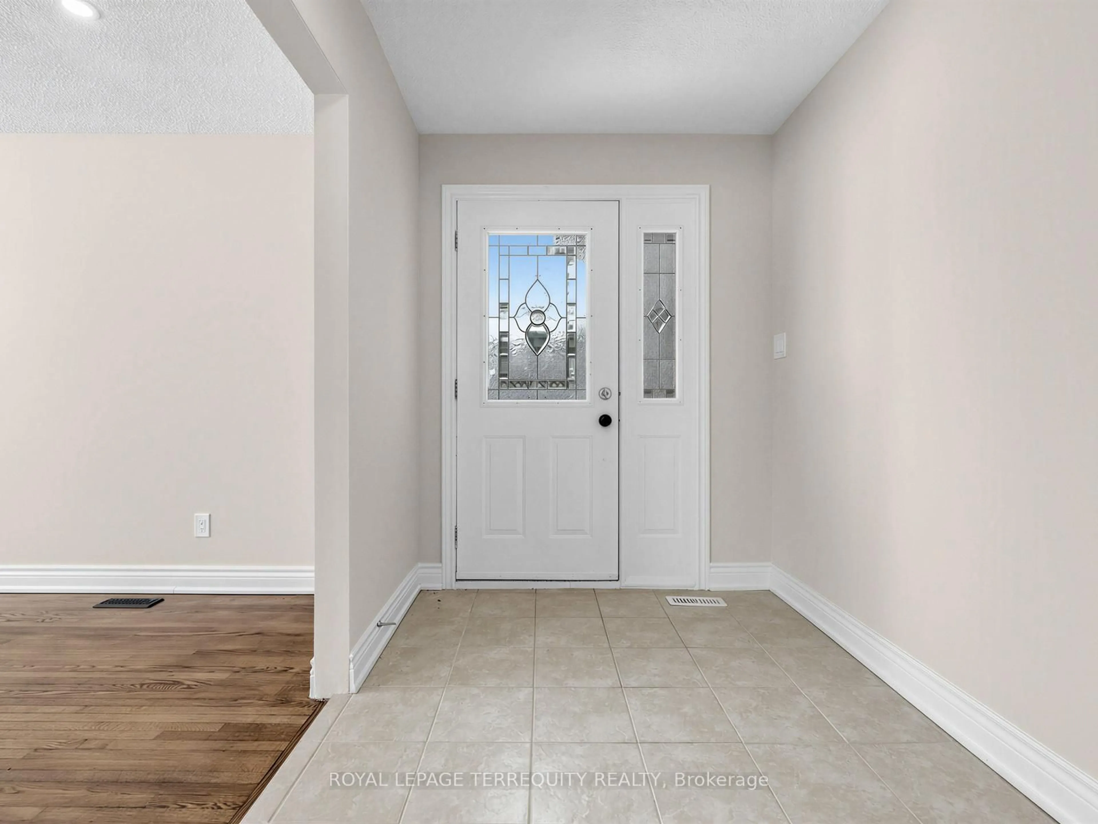 Indoor entryway for 8 William Smart Rd, New Tecumseth Ontario L0G 1W0