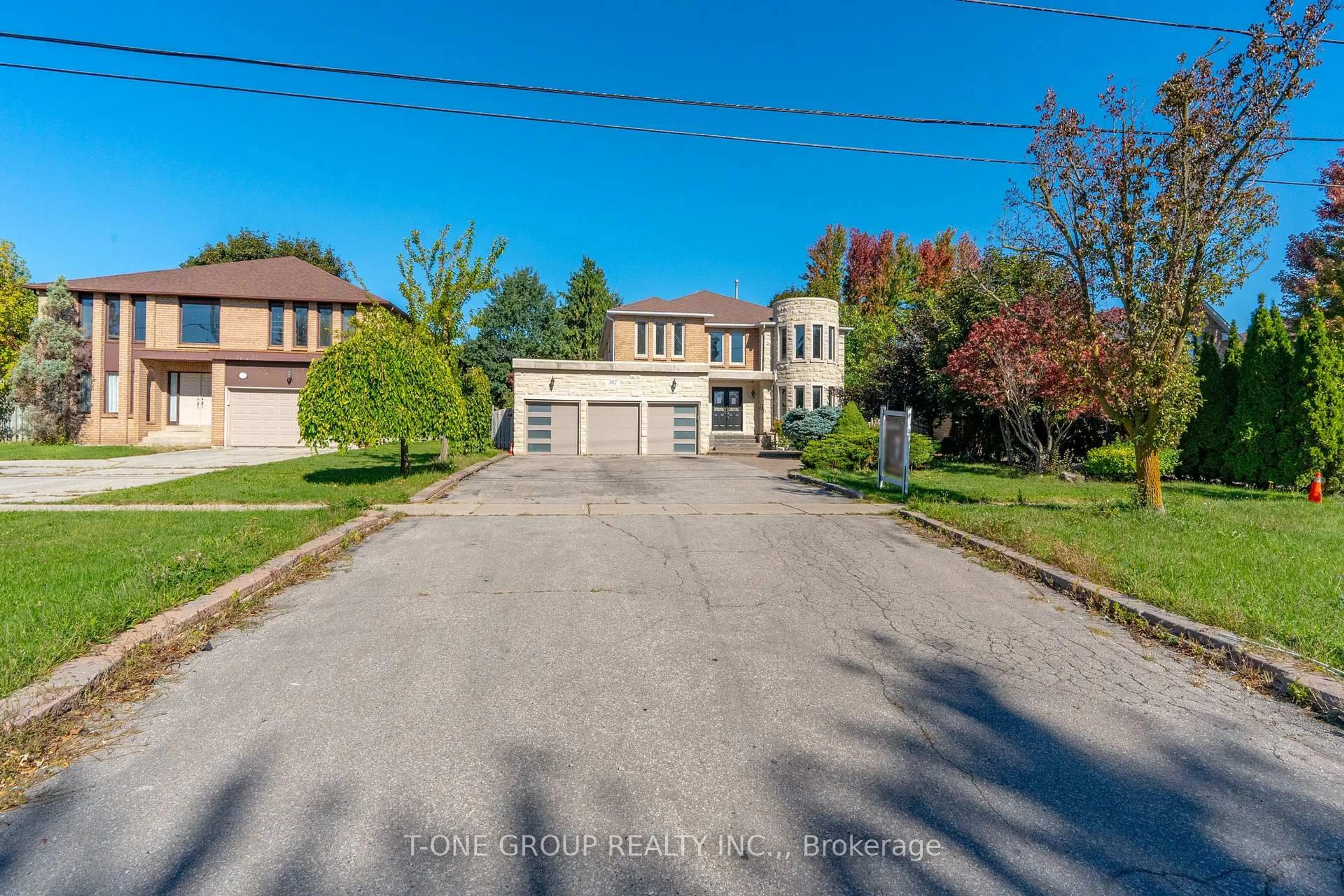 A pic from outside/outdoor area/front of a property/back of a property/a pic from drone, street for 382 Elgin Mills Rd, Richmond Hill Ontario L4C 4M2
