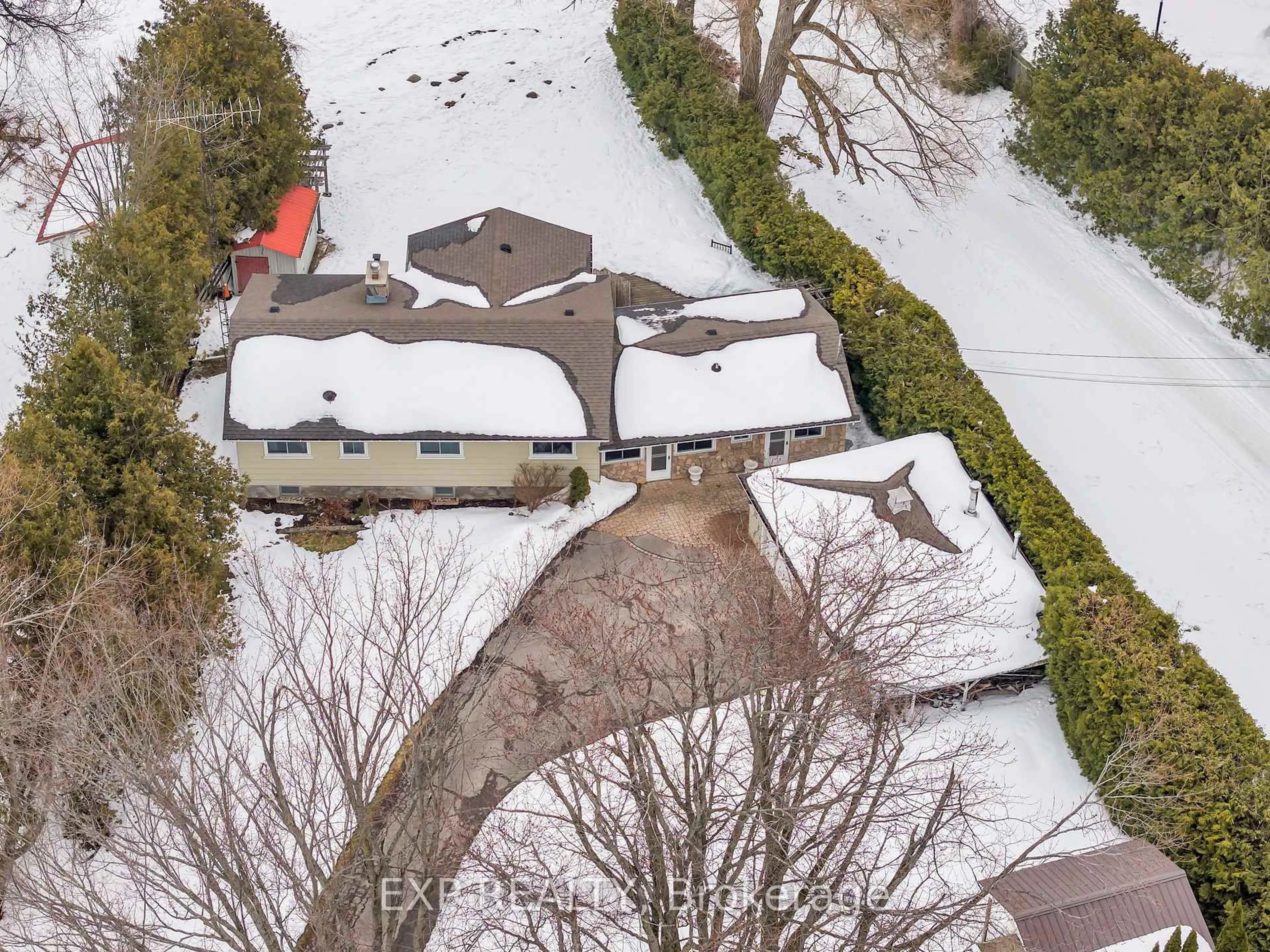 A pic from outside/outdoor area/front of a property/back of a property/a pic from drone, street for 561 Duclos Point Rd, Georgina Ontario L0E 1N0