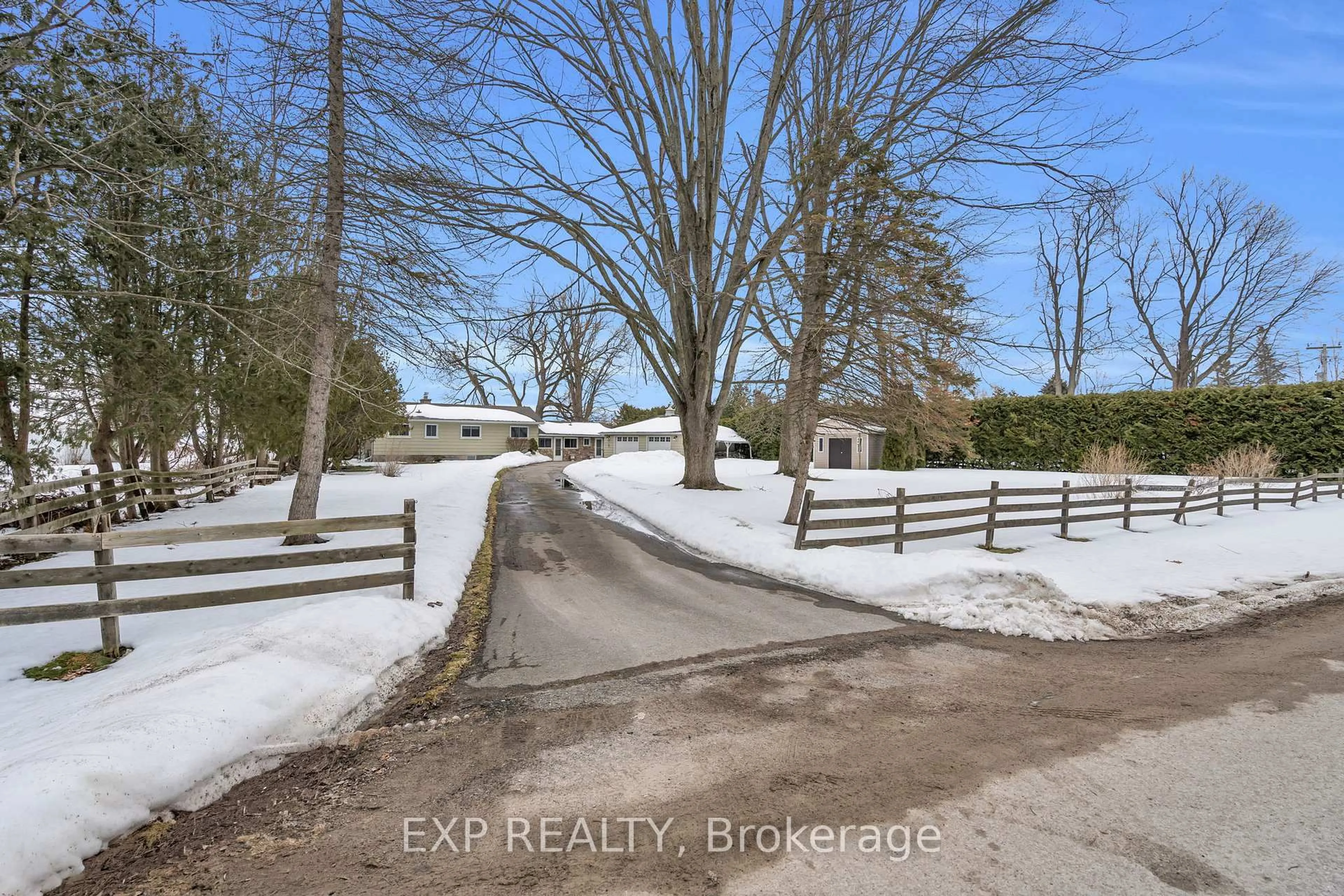 A pic from outside/outdoor area/front of a property/back of a property/a pic from drone, street for 561 Duclos Point Rd, Georgina Ontario L0E 1N0