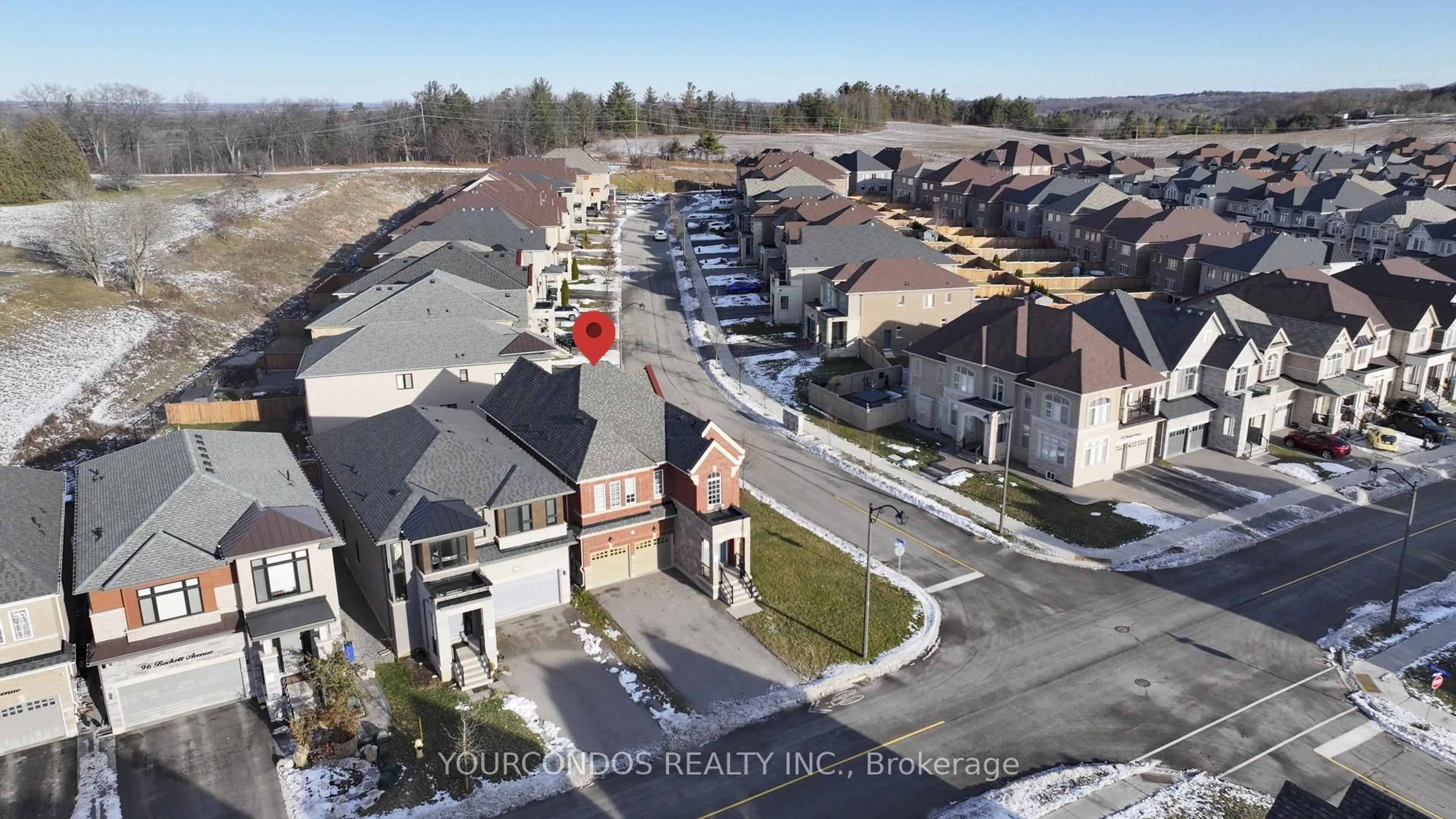 A pic from outside/outdoor area/front of a property/back of a property/a pic from drone, street for 100 BECKETT Ave, East Gwillimbury Ontario L9N 0S7