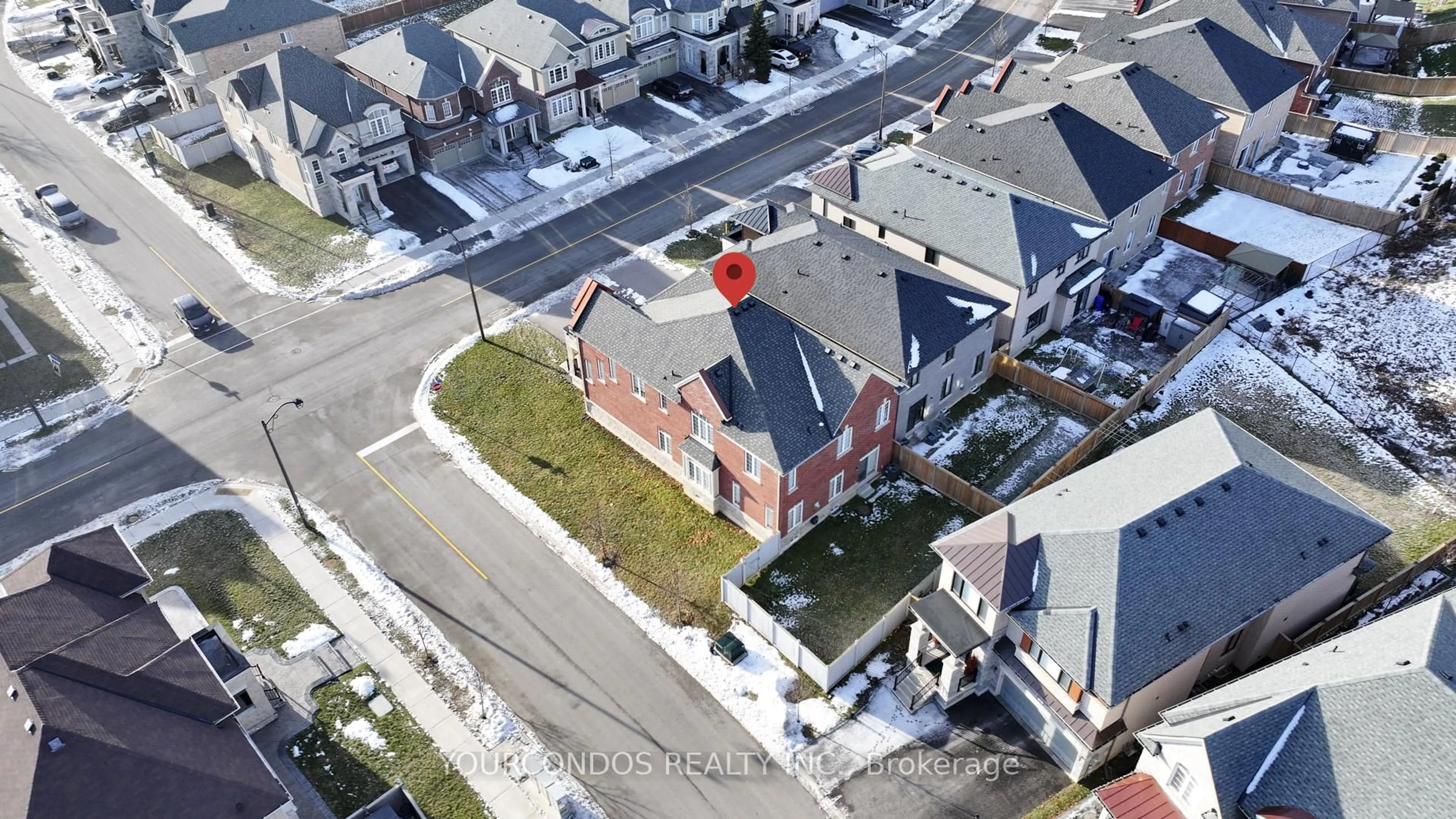 A pic from outside/outdoor area/front of a property/back of a property/a pic from drone, street for 100 BECKETT Ave, East Gwillimbury Ontario L9N 0S7