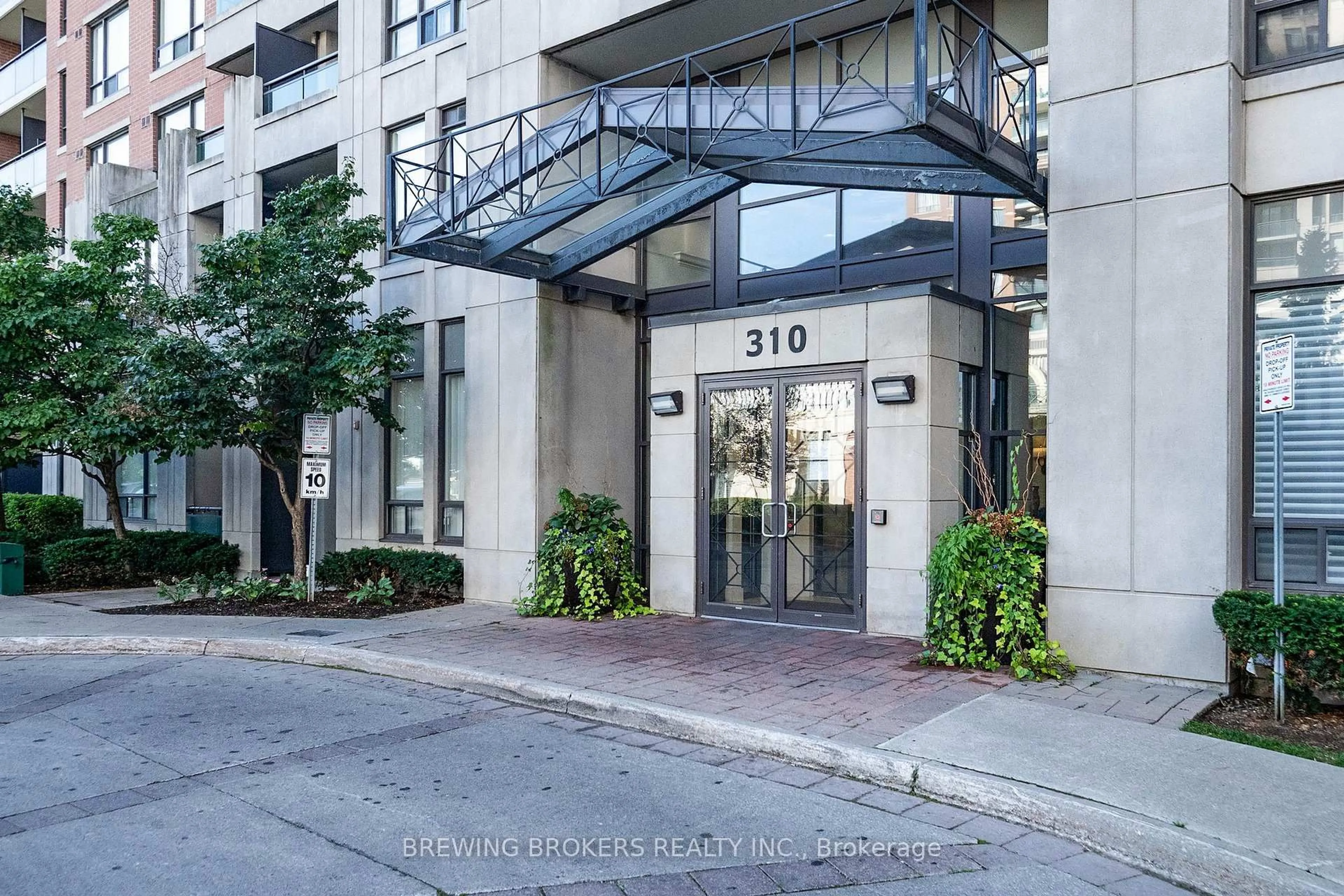 Indoor foyer for 310 Red Maple Rd #302, Richmond Hill Ontario L4C 0T7