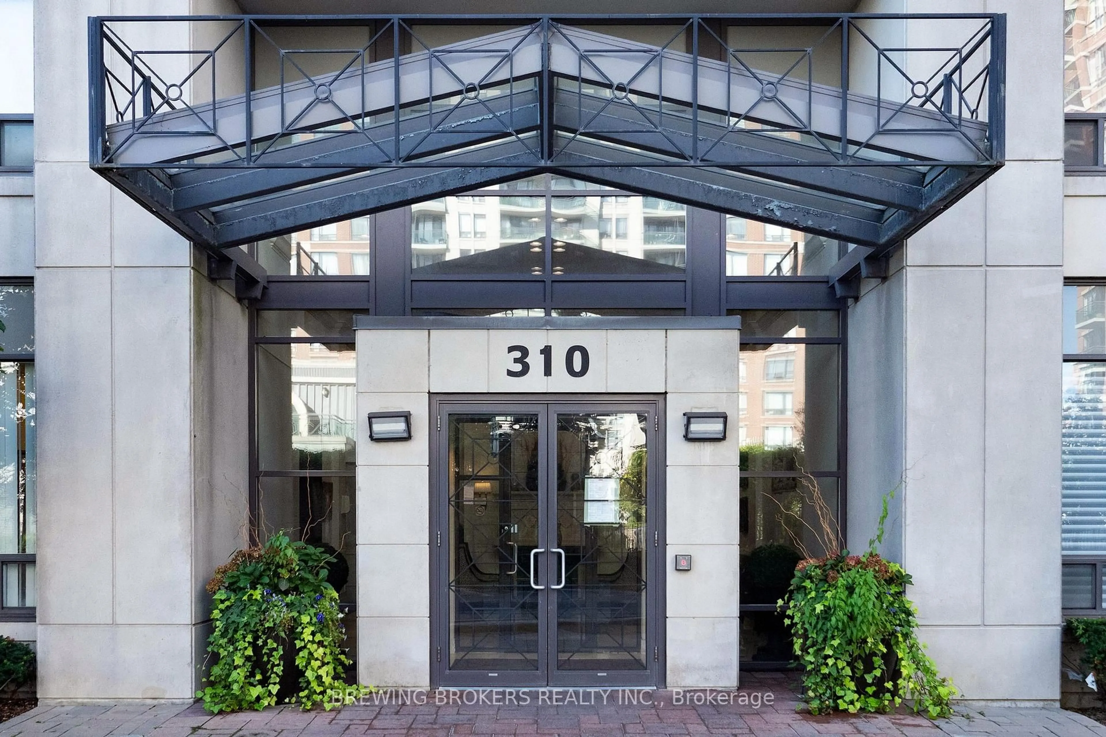 Indoor foyer for 310 Red Maple Rd #302, Richmond Hill Ontario L4C 0T7