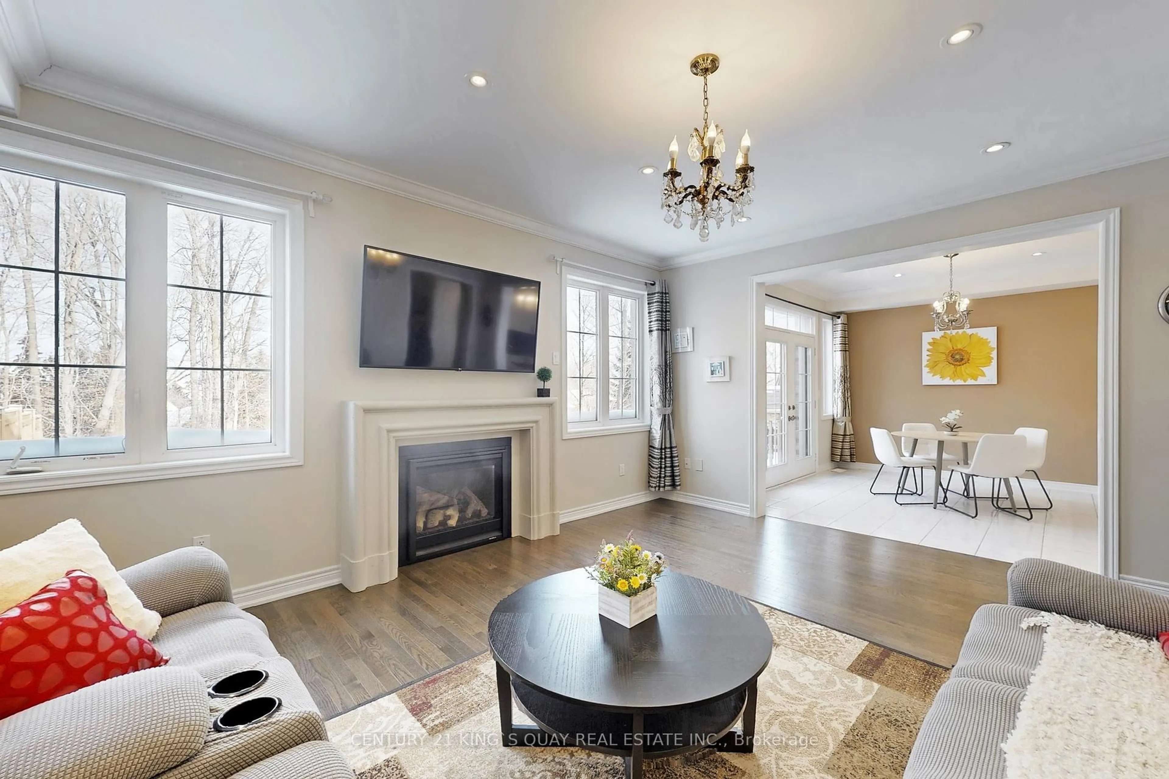 Living room with furniture, unknown for 521 McGregor Farm Tr, Newmarket Ontario L3X 0H7