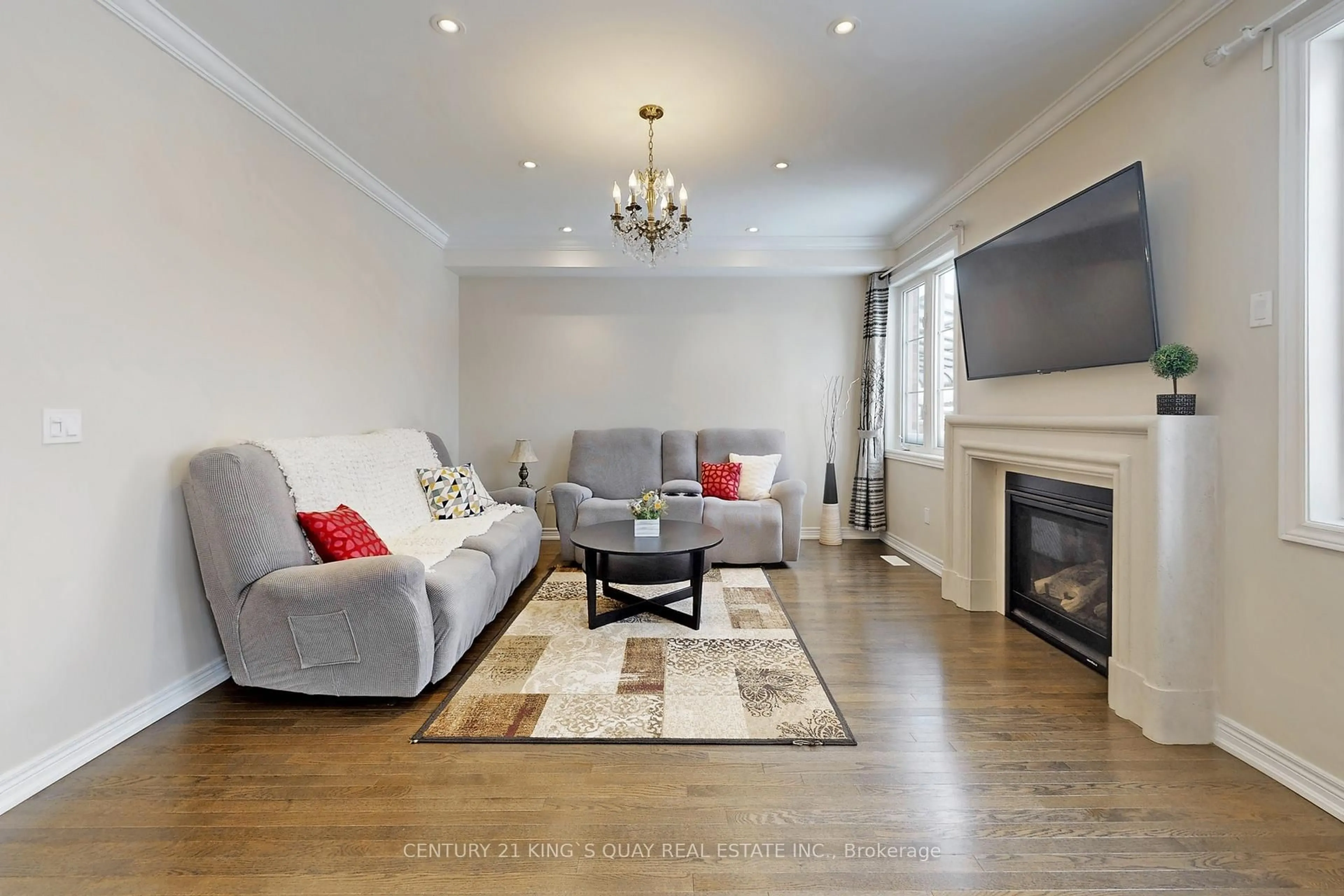 Living room with furniture, unknown for 521 McGregor Farm Tr, Newmarket Ontario L3X 0H7