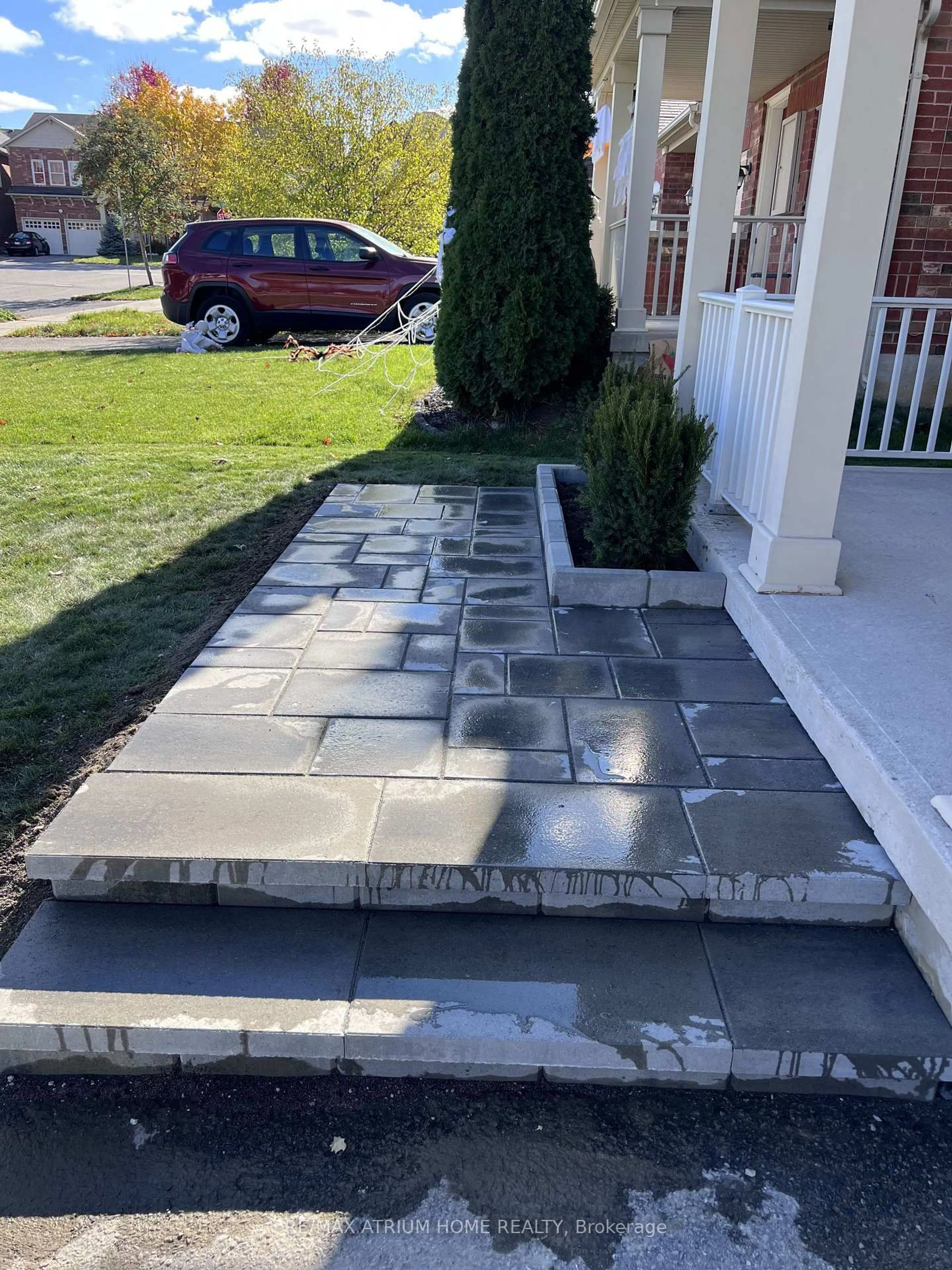 Patio, street for 16 Kidd Circ, Aurora Ontario L4G 0H1