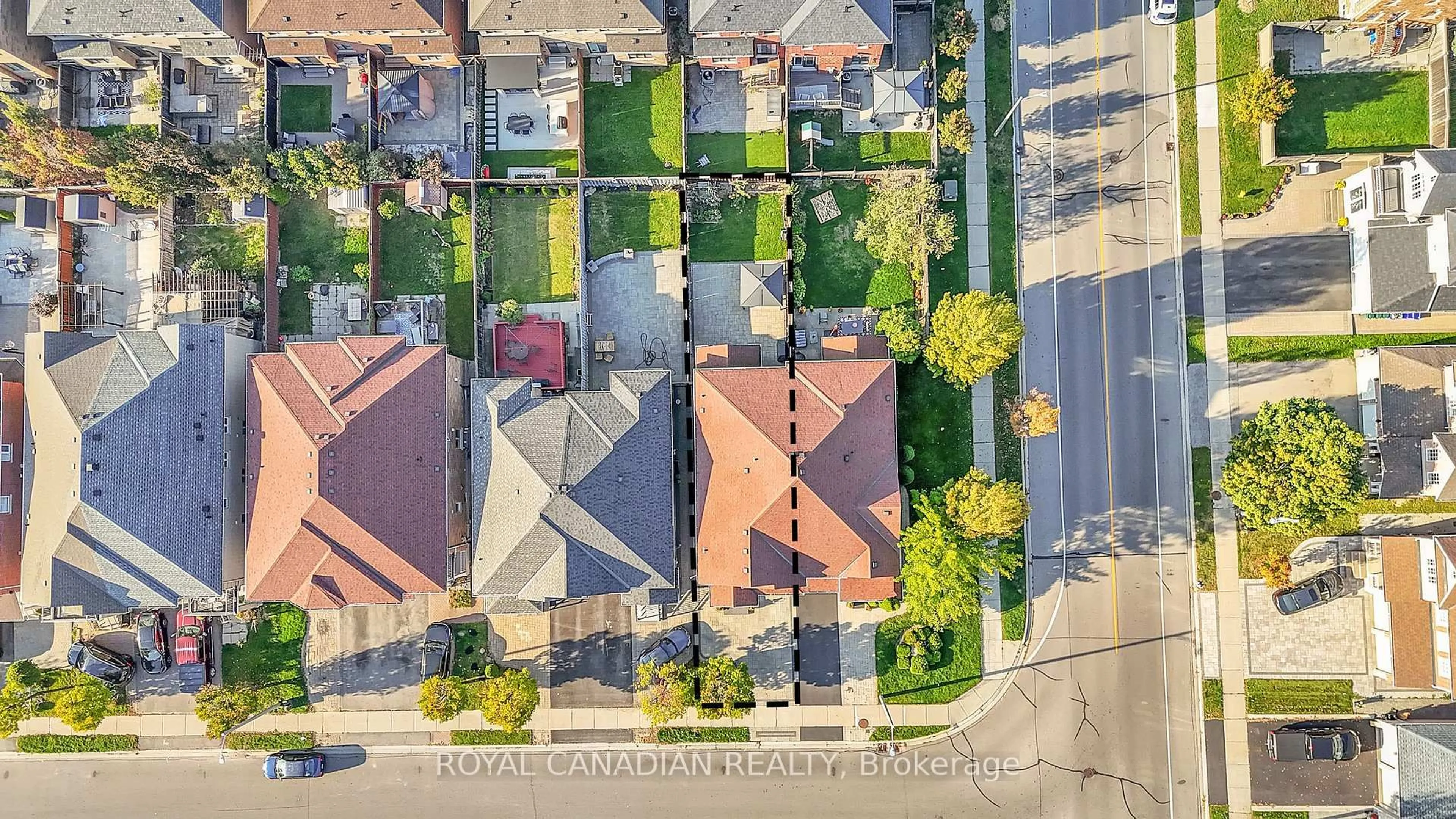 A pic from outside/outdoor area/front of a property/back of a property/a pic from drone, street for 6 Mediterra Dr, Vaughan Ontario L4H 3B6