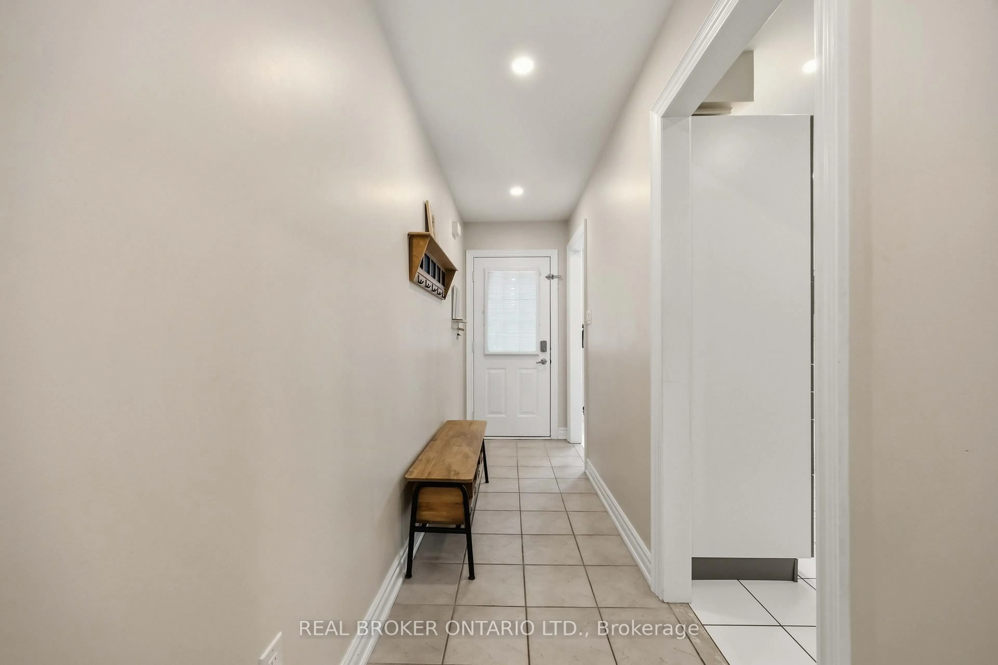 Indoor entryway for 107 Rideau Dr, Richmond Hill Ontario L4B 4P1