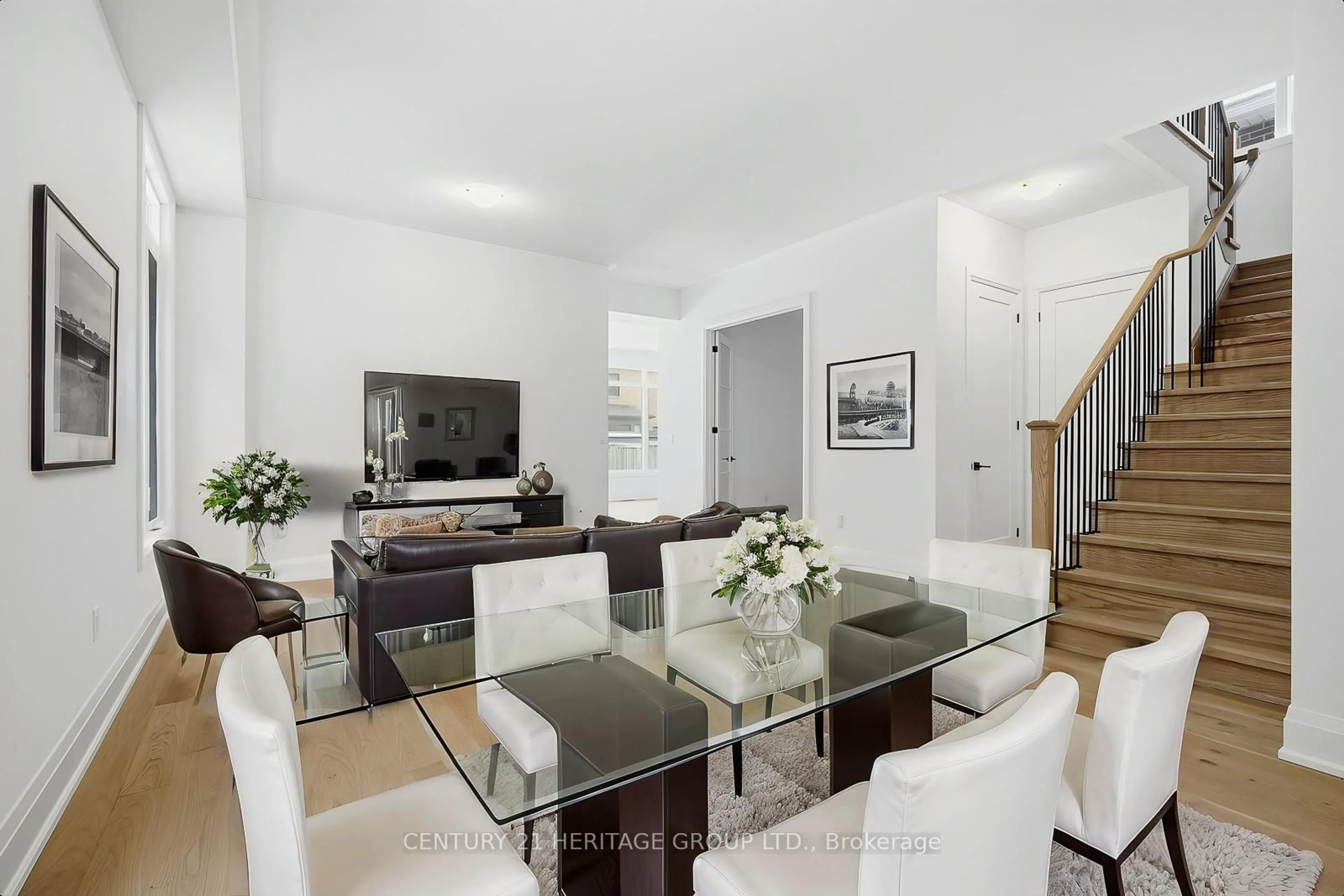 Living room with furniture, unknown for 20 Vasey Rd, Bradford West Gwillimbury Ontario L3Z 4P6