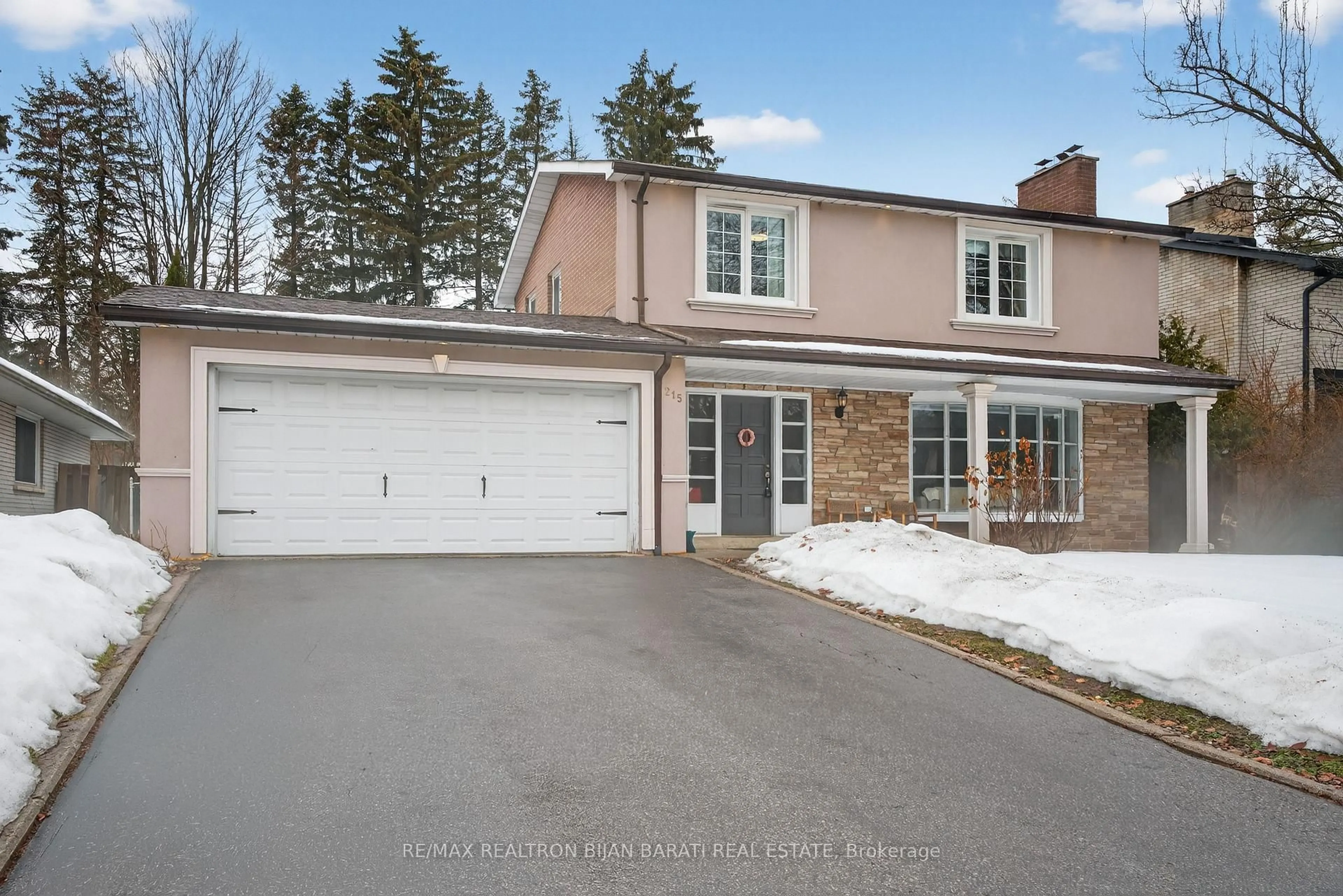 A pic from outside/outdoor area/front of a property/back of a property/a pic from drone, street for 215 Grandview Ave, Markham Ontario L3T 1J3