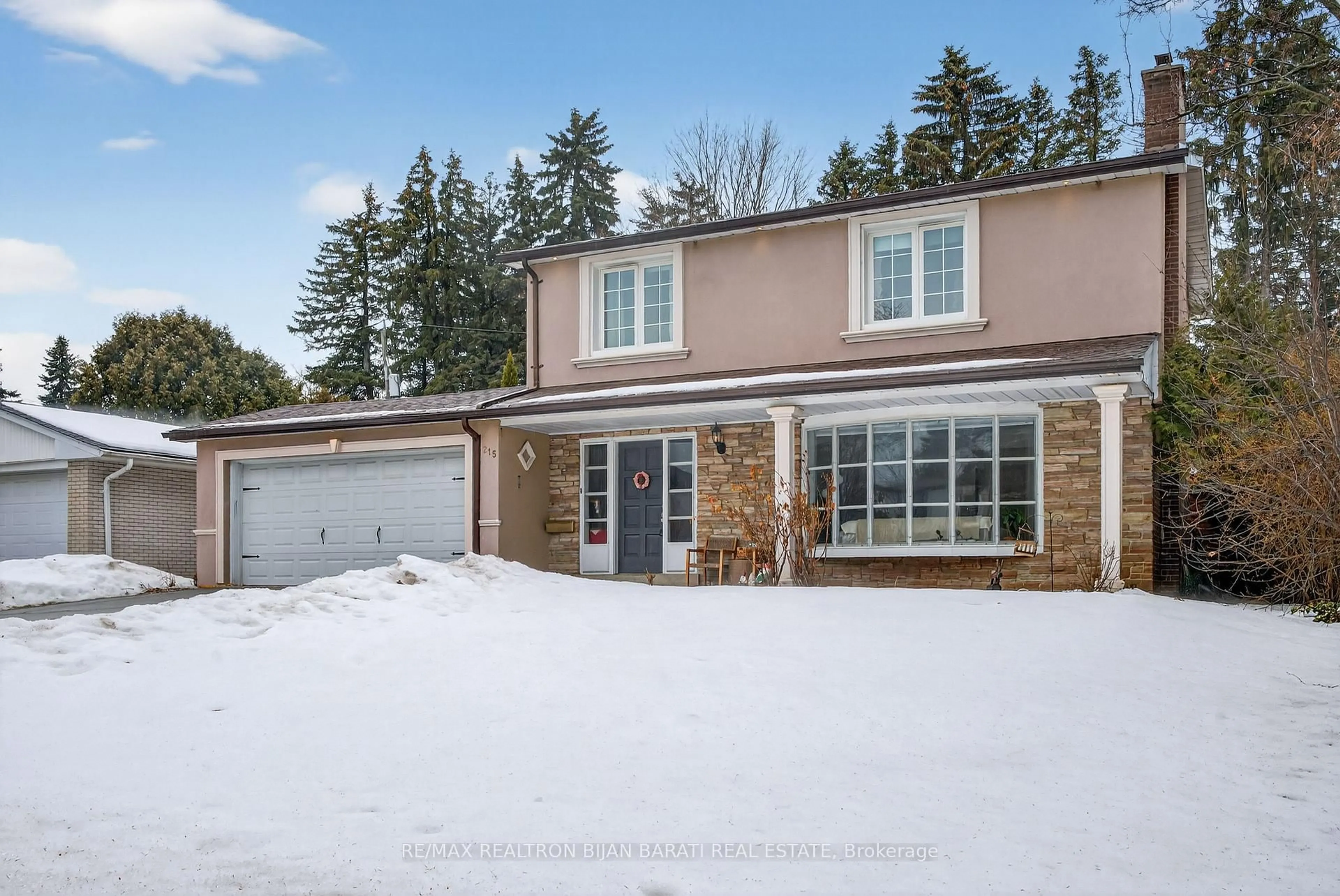 A pic from outside/outdoor area/front of a property/back of a property/a pic from drone, street for 215 Grandview Ave, Markham Ontario L3T 1J3