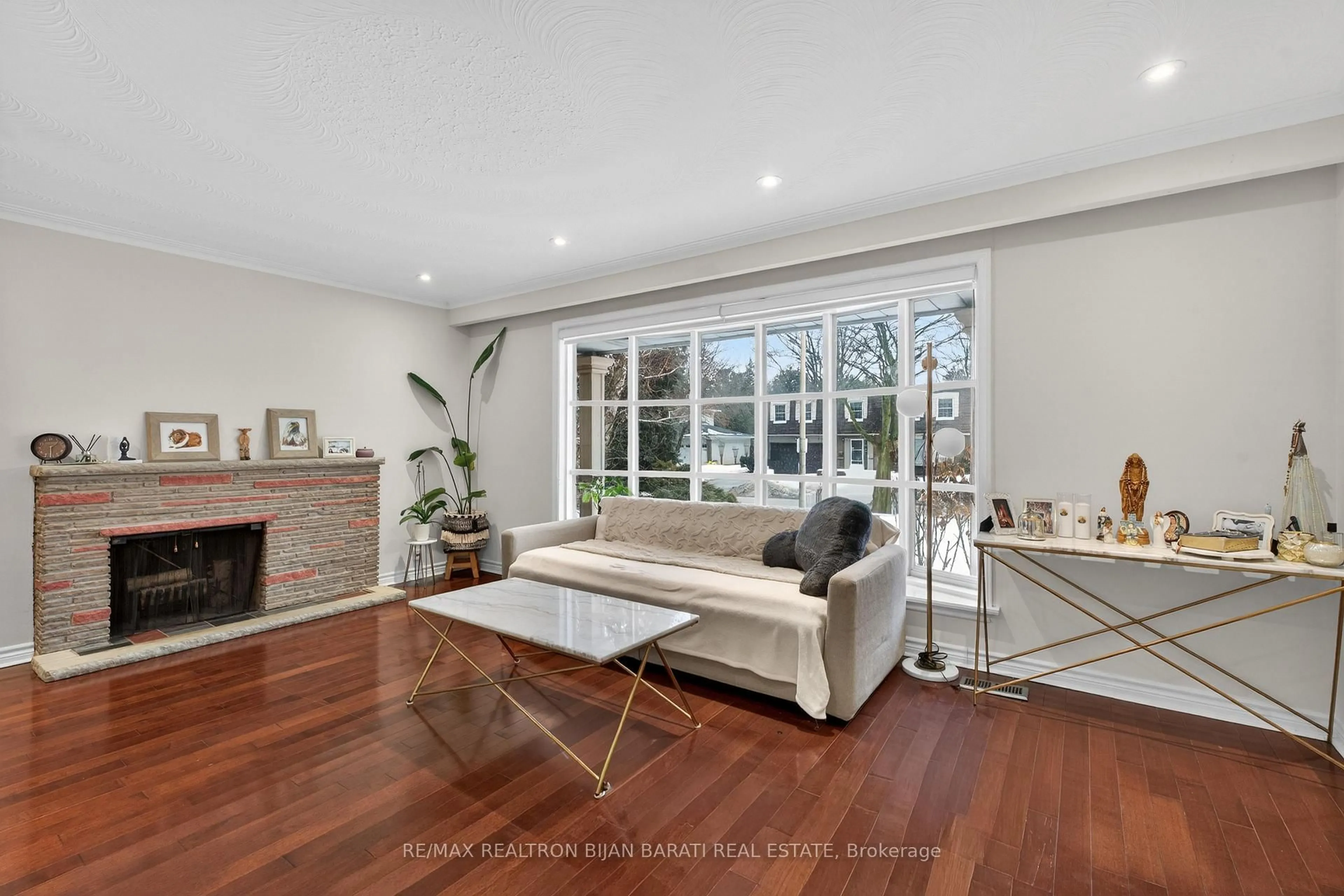 Living room with furniture, unknown for 215 Grandview Ave, Markham Ontario L3T 1J3