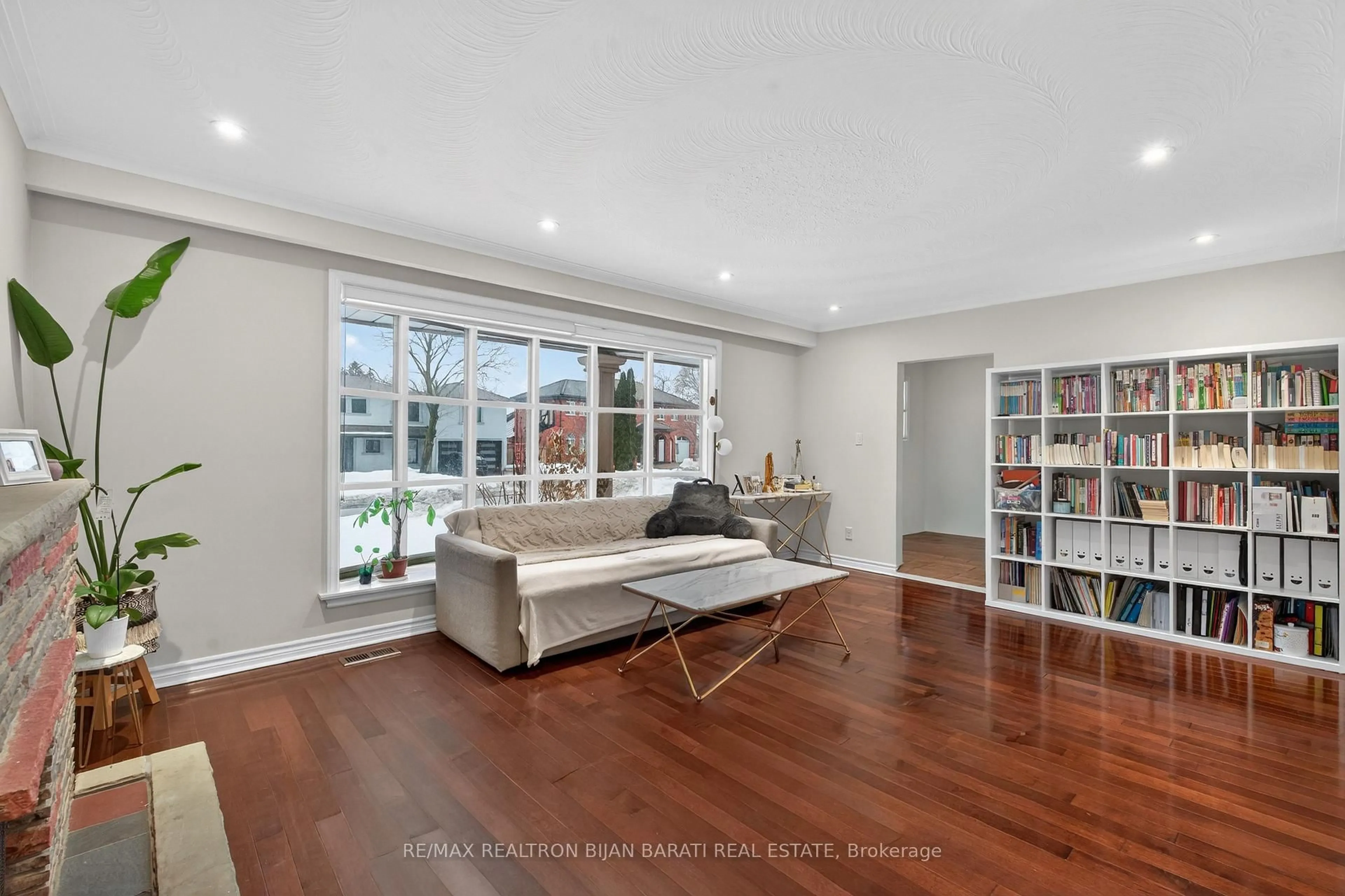 Living room with furniture, unknown for 215 Grandview Ave, Markham Ontario L3T 1J3