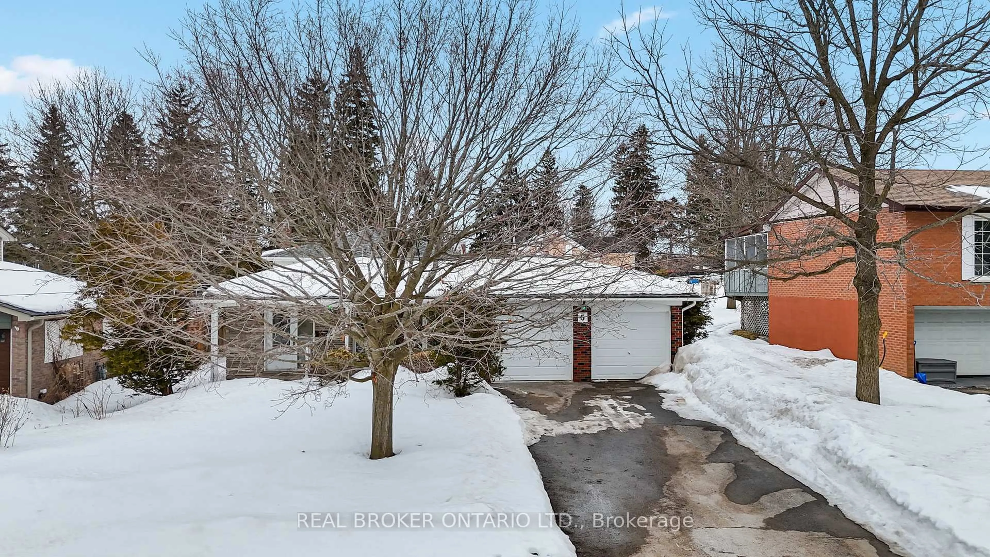 A pic from outside/outdoor area/front of a property/back of a property/a pic from drone, street for 5 Joseph St, Uxbridge Ontario L9P 1H9