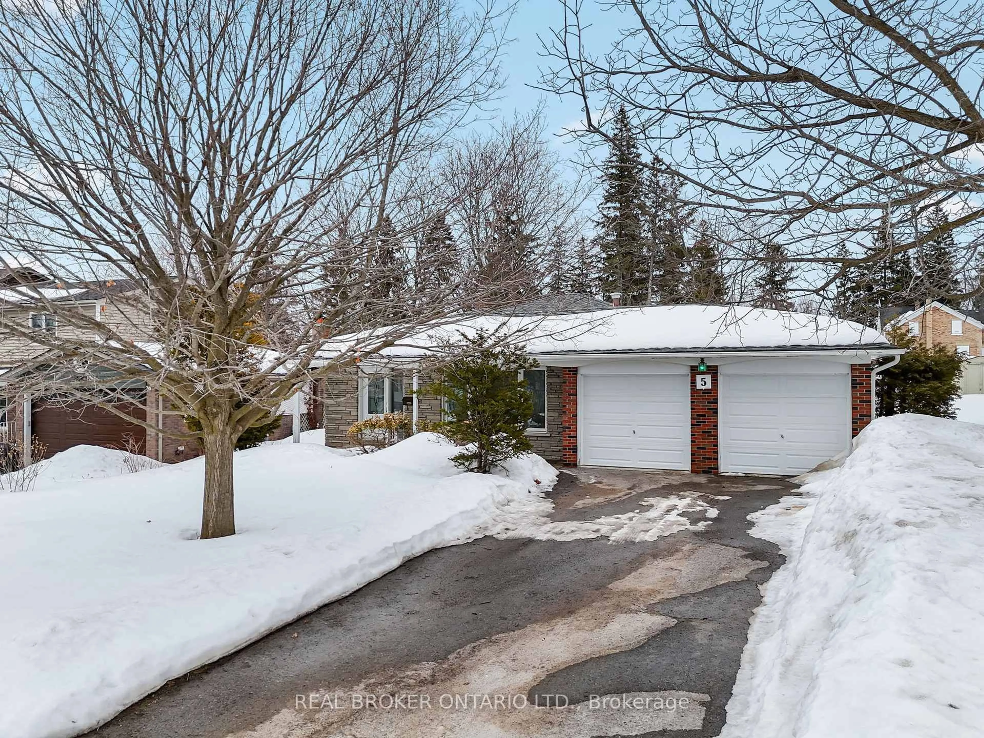 A pic from outside/outdoor area/front of a property/back of a property/a pic from drone, street for 5 Joseph St, Uxbridge Ontario L9P 1H9