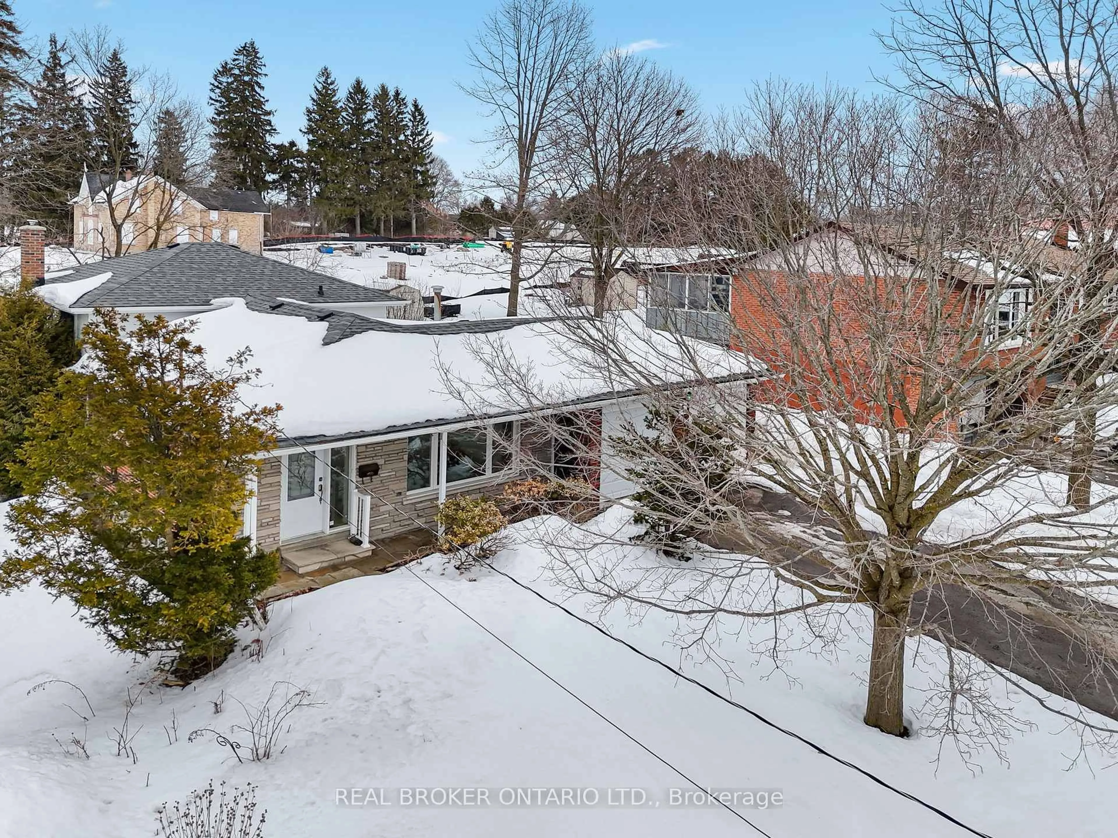 A pic from outside/outdoor area/front of a property/back of a property/a pic from drone, unknown for 5 Joseph St, Uxbridge Ontario L9P 1H9