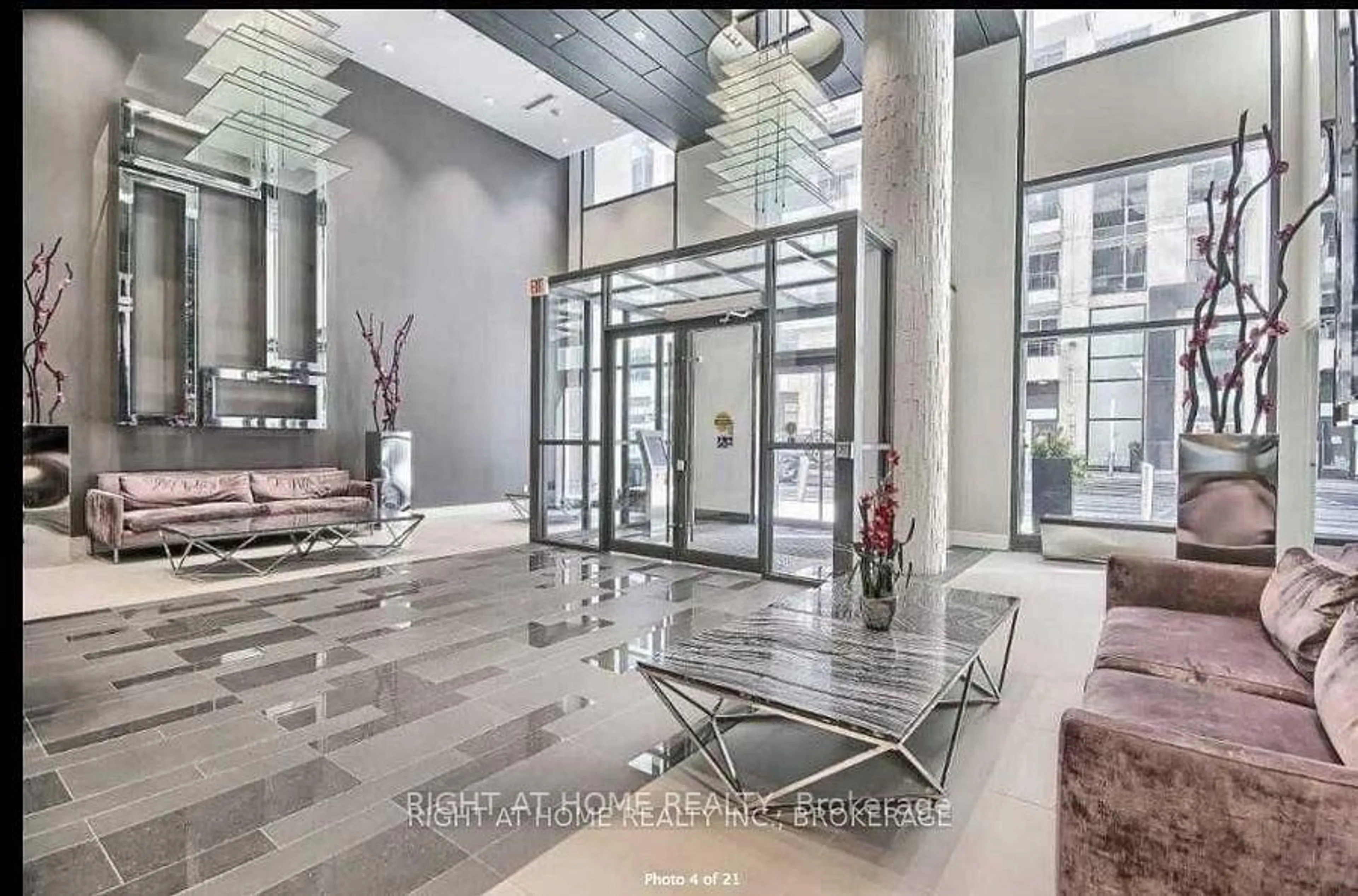 Indoor foyer for 9205 Yonge St #607, Richmond Hill Ontario L4C 6Z2