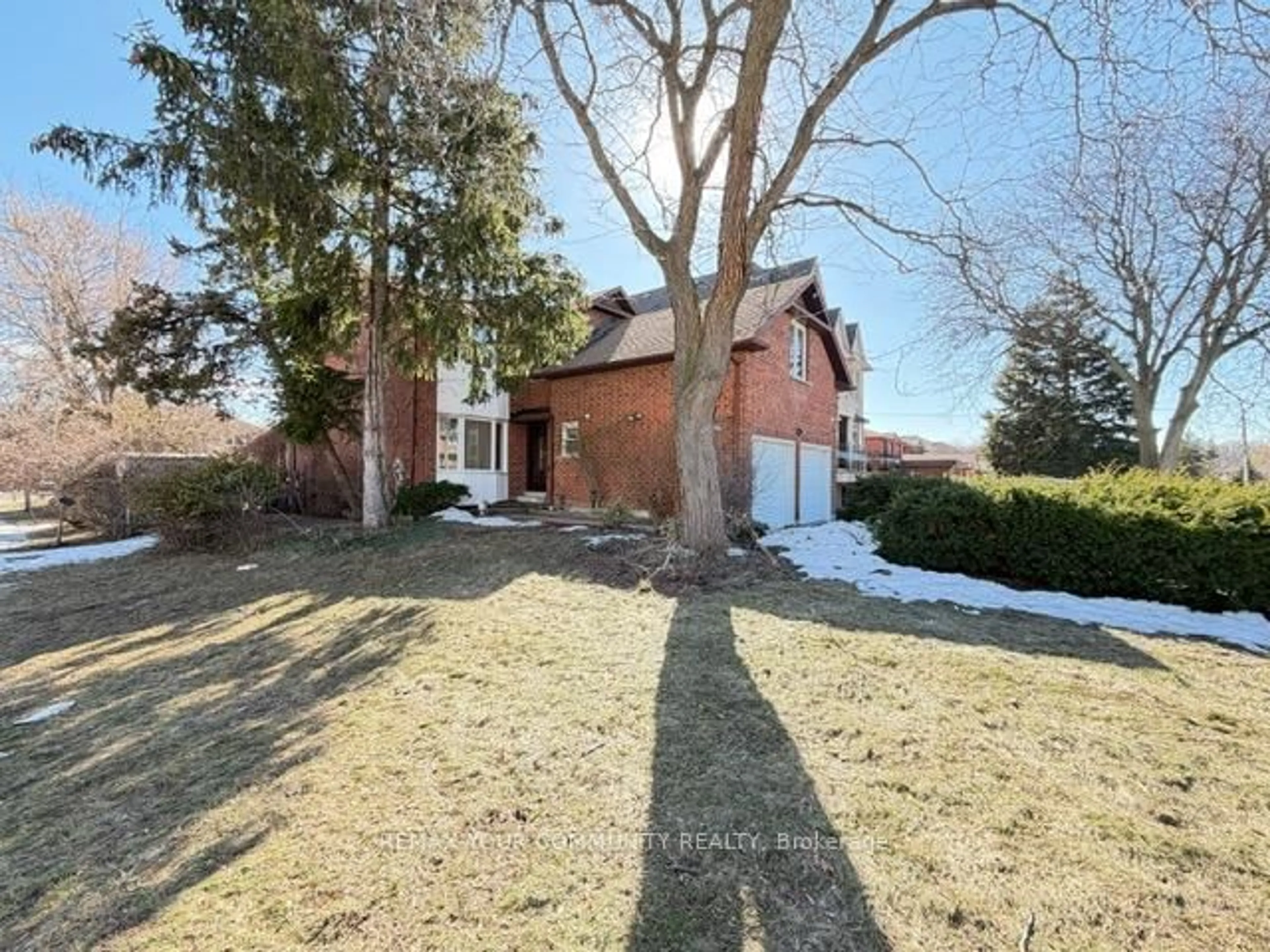 A pic from outside/outdoor area/front of a property/back of a property/a pic from drone, street for 19 Roosevelt Dr, Richmond Hill Ontario L4C 6V1