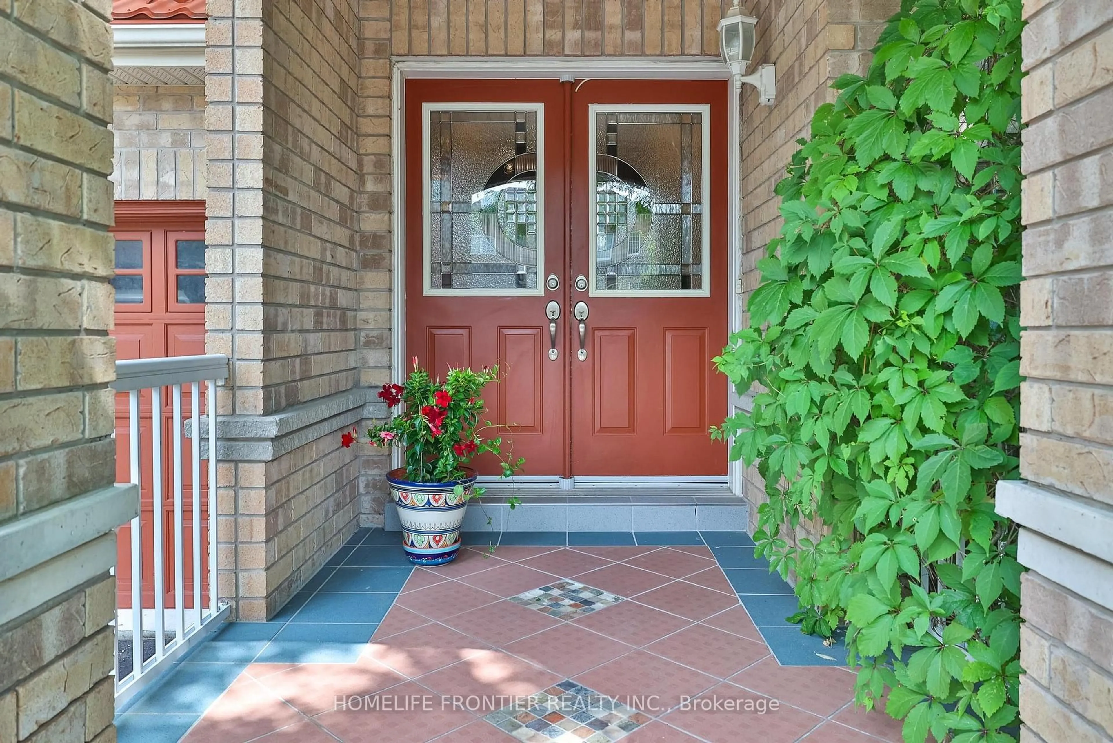 Indoor entryway for 110 Red River Cres, Newmarket Ontario L3X 2R1