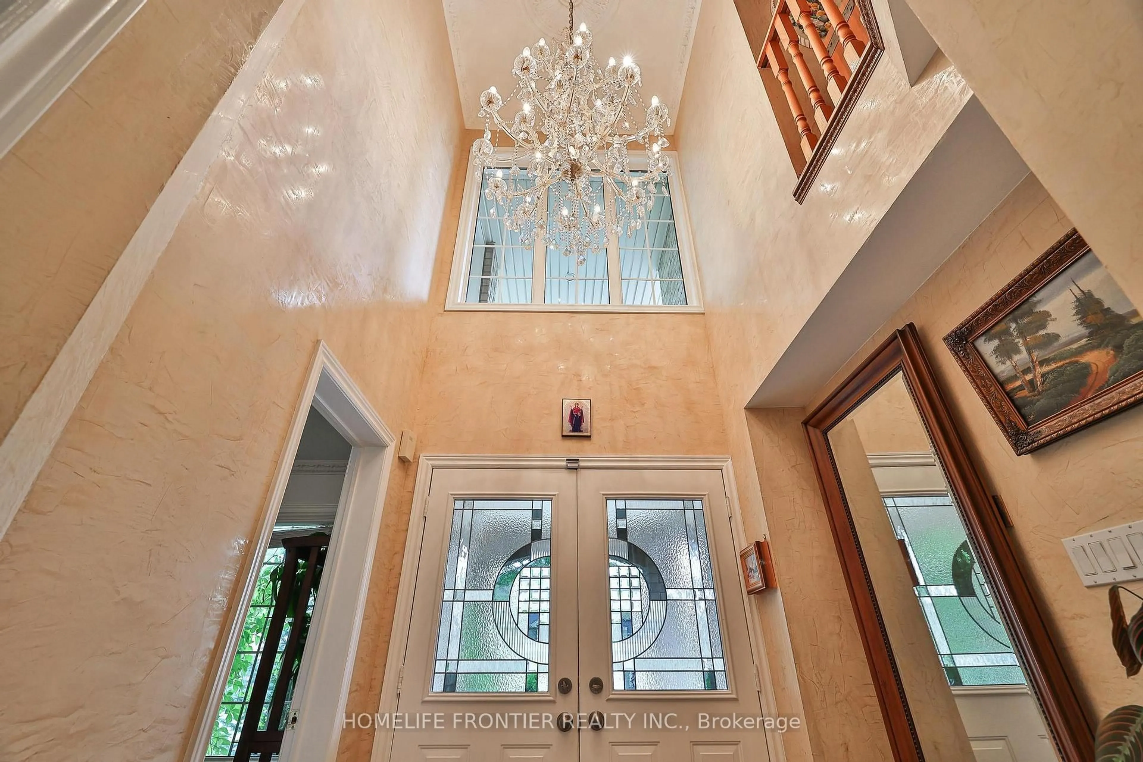 Indoor foyer for 110 Red River Cres, Newmarket Ontario L3X 2R1