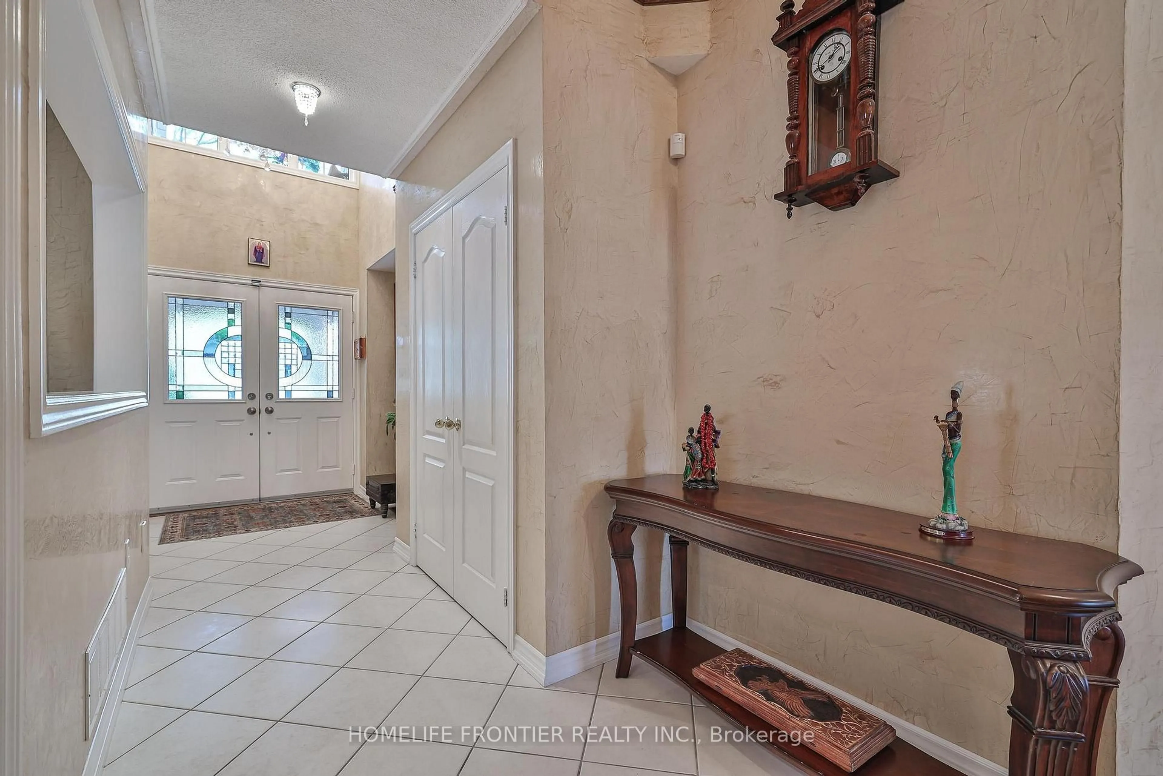 Indoor foyer for 110 Red River Cres, Newmarket Ontario L3X 2R1