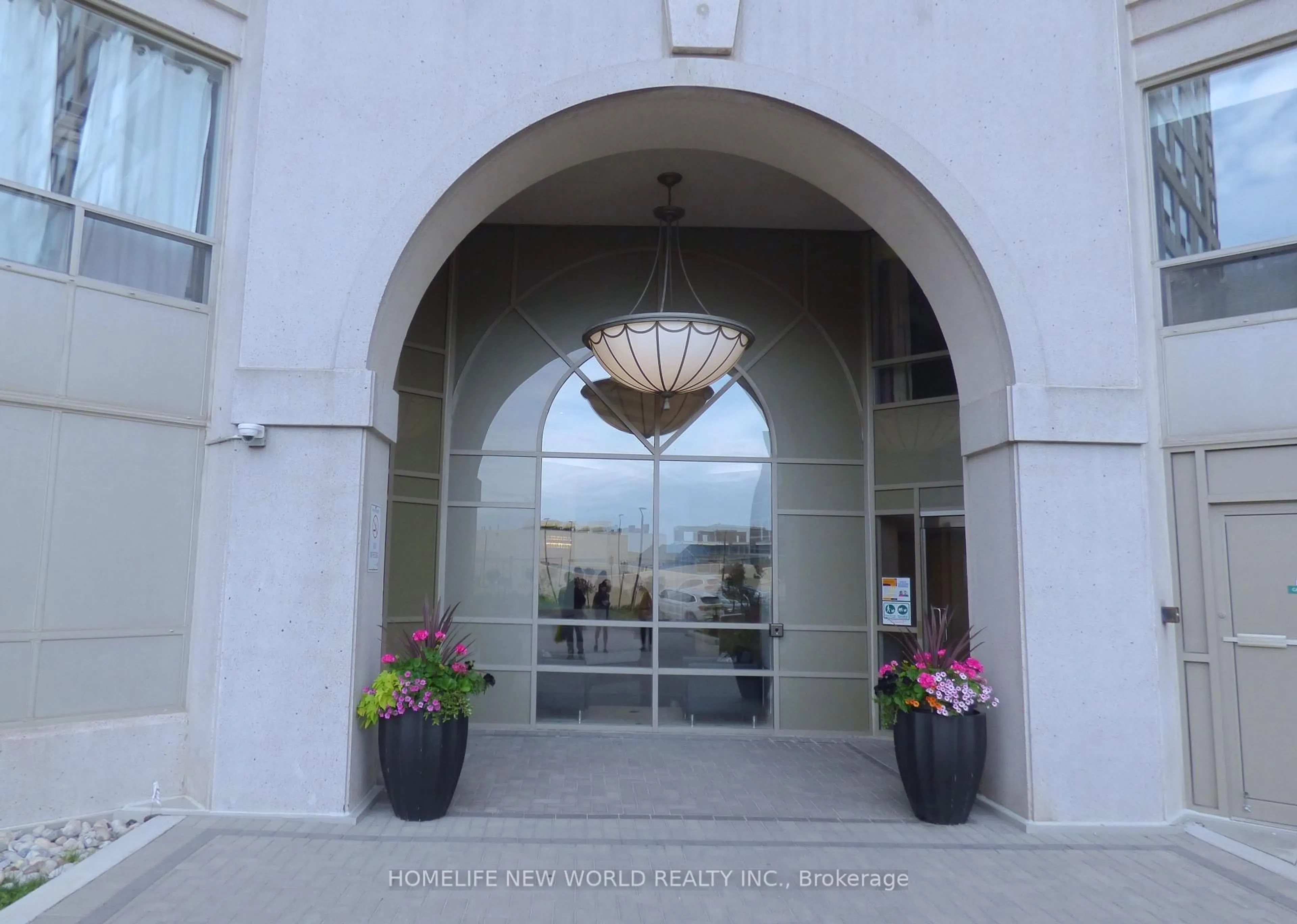 Indoor foyer for 9015 Leslie St #507, Richmond Hill Ontario L4B 4J8