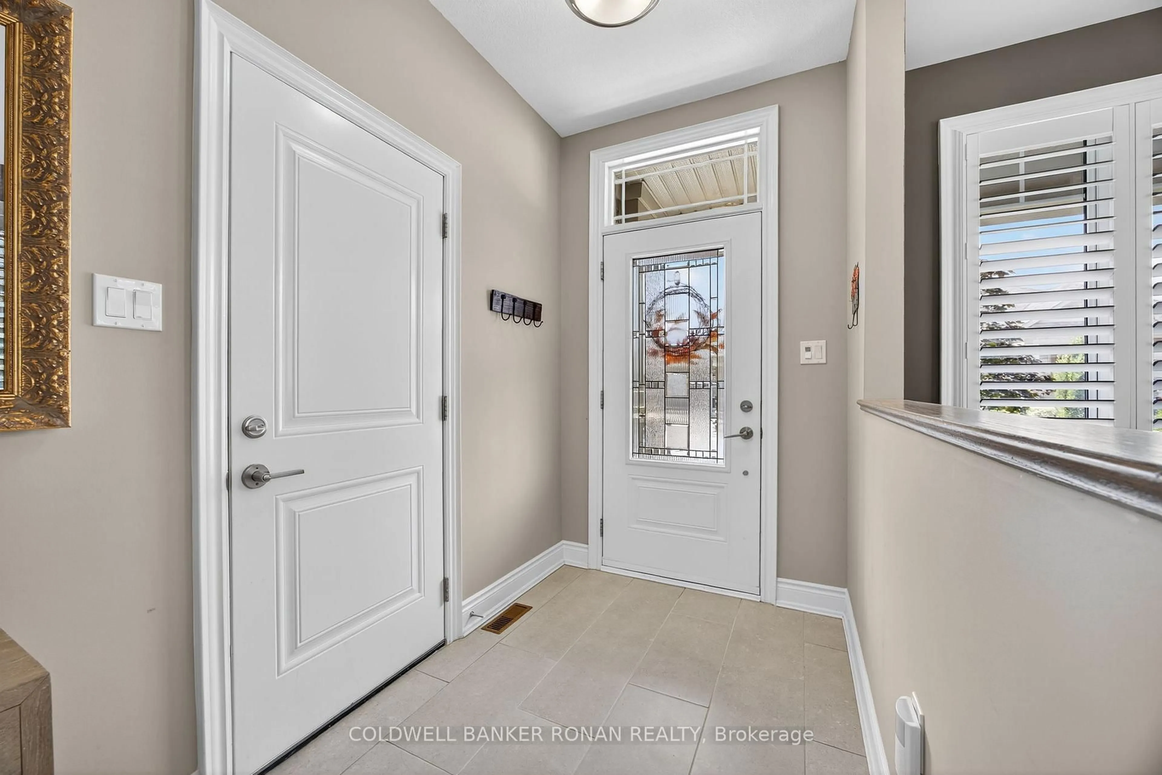 Indoor entryway for 73 Summerhill Dr #10, New Tecumseth Ontario L9R 0S5