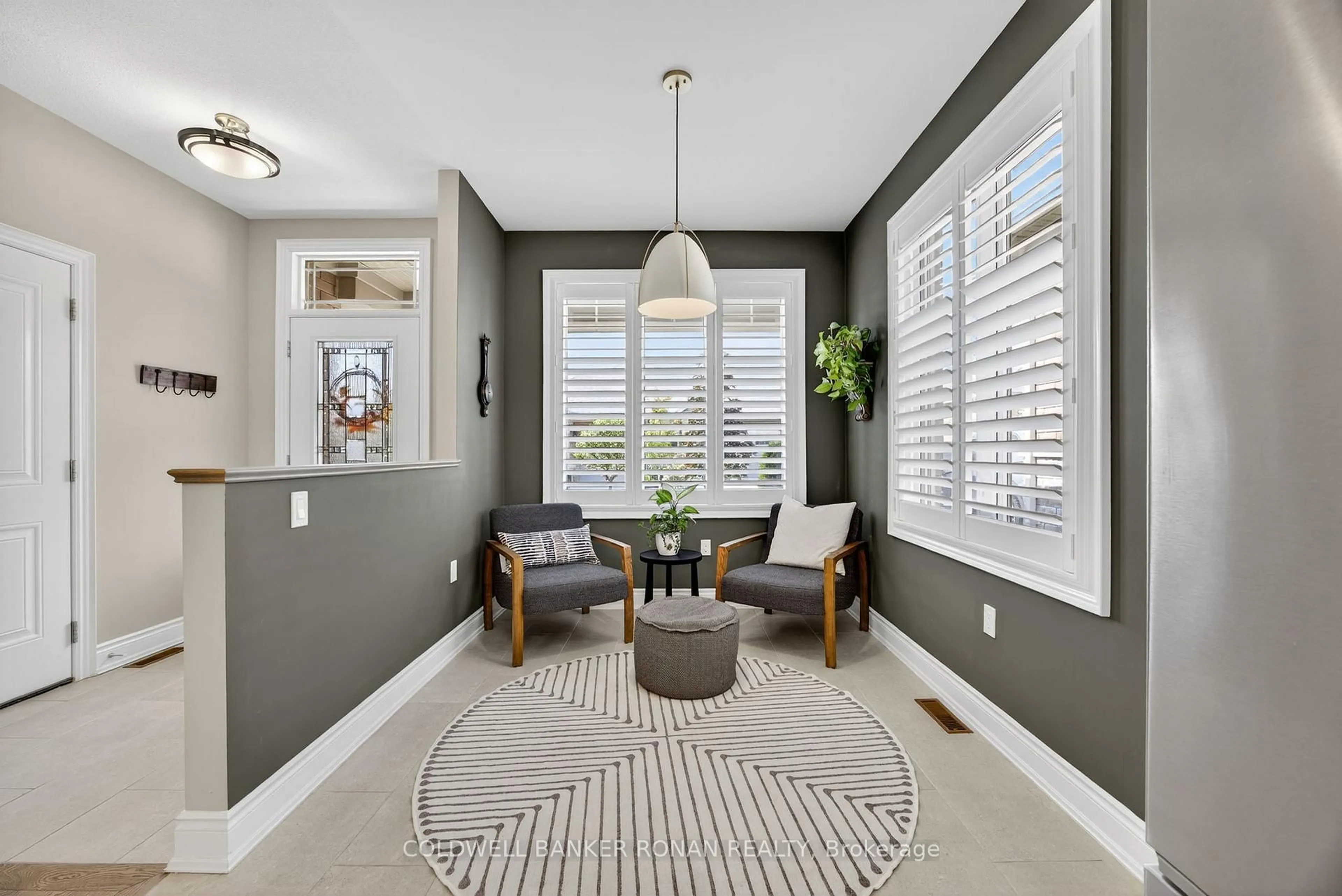 Indoor entryway for 73 Summerhill Dr #10, New Tecumseth Ontario L9R 0S5