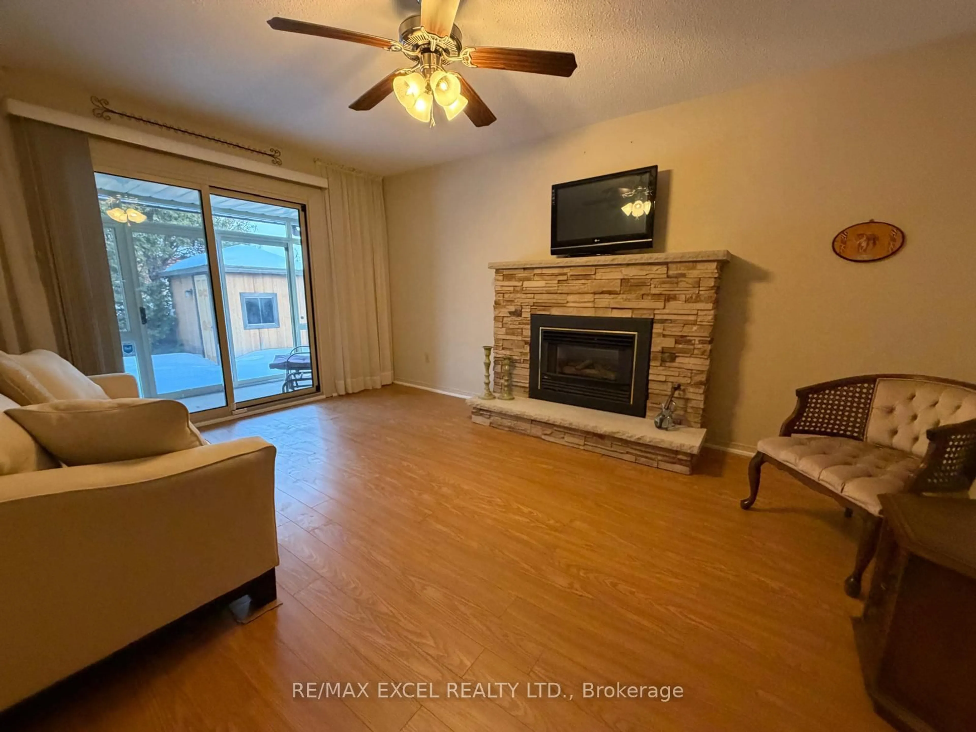 Living room with furniture, wood/laminate floor for 465 Becker Rd, Richmond Hill Ontario L4C 2S5