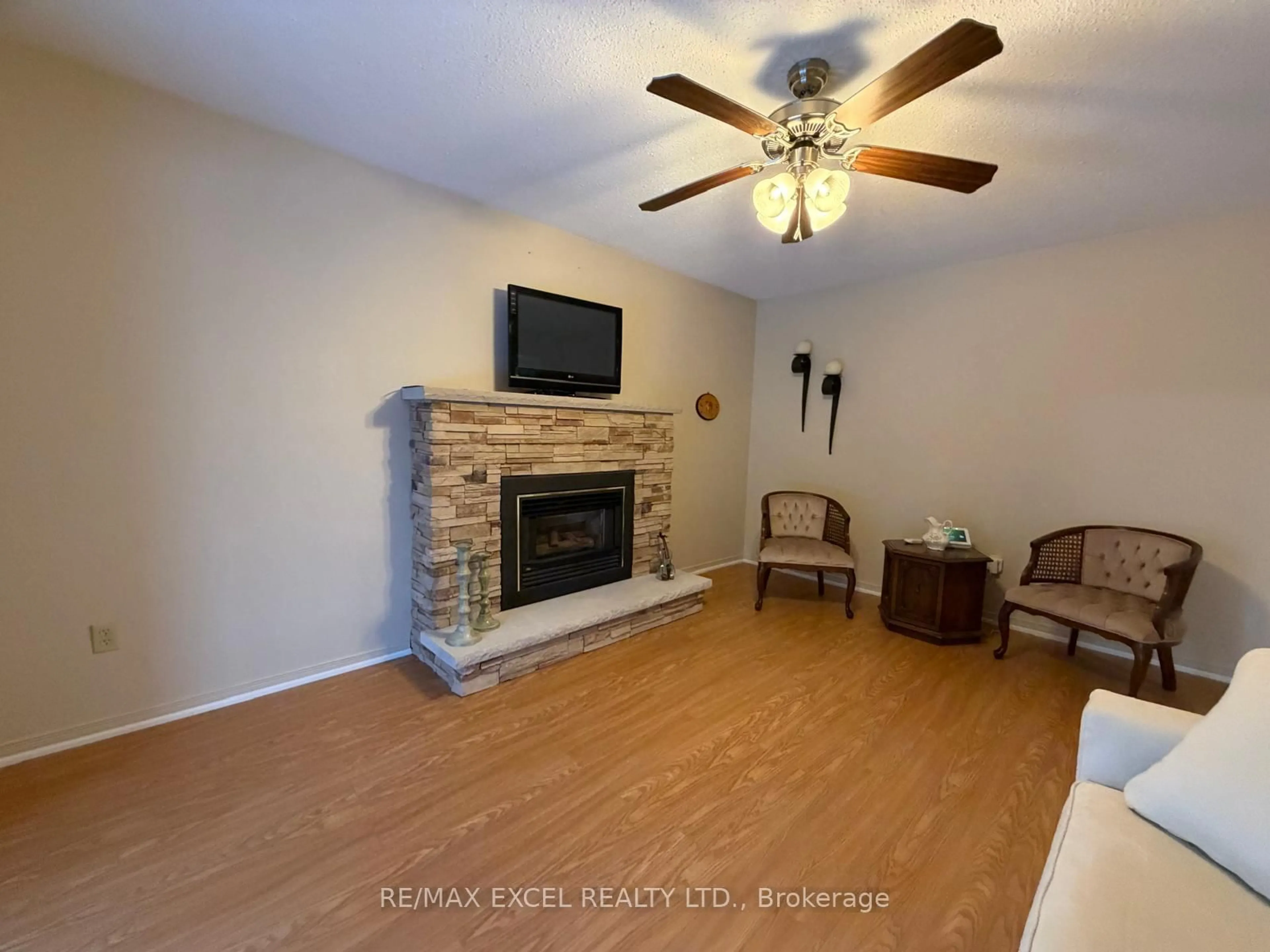 Living room with furniture, unknown for 465 Becker Rd, Richmond Hill Ontario L4C 2S5