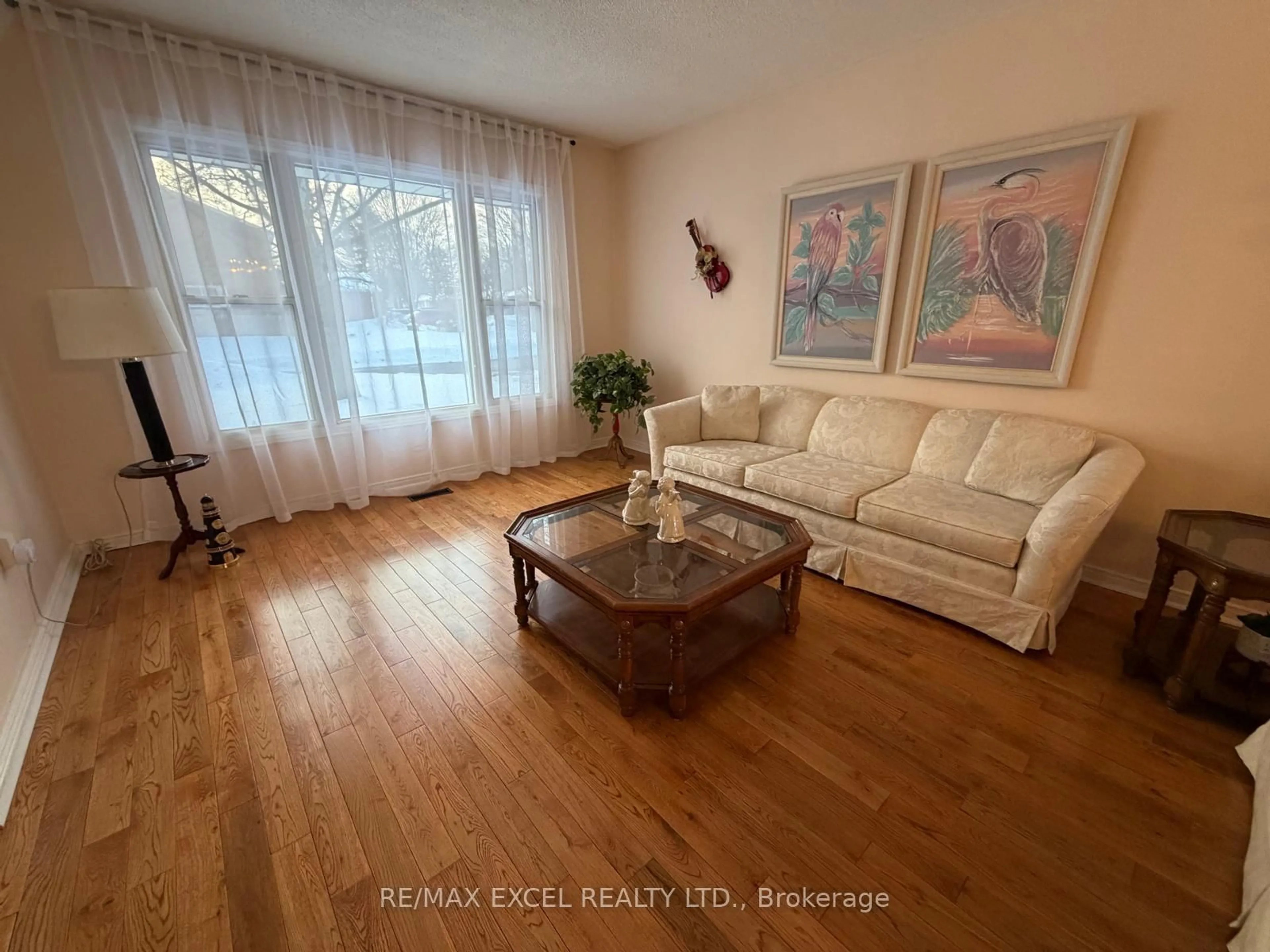 Living room with furniture, wood/laminate floor for 465 Becker Rd, Richmond Hill Ontario L4C 2S5