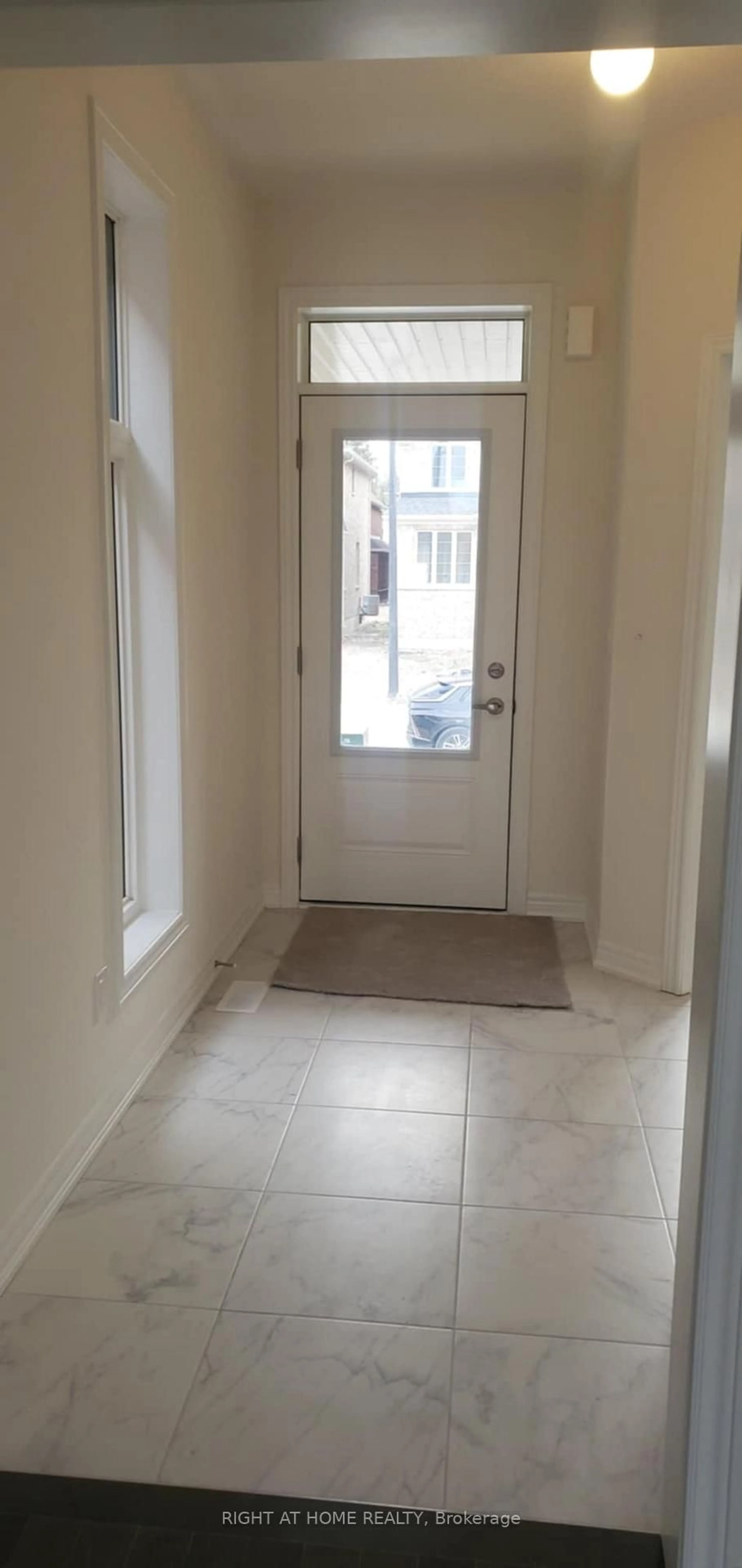 Indoor entryway for 1320 Davis Loop, Innisfil Ontario L0L 1W0